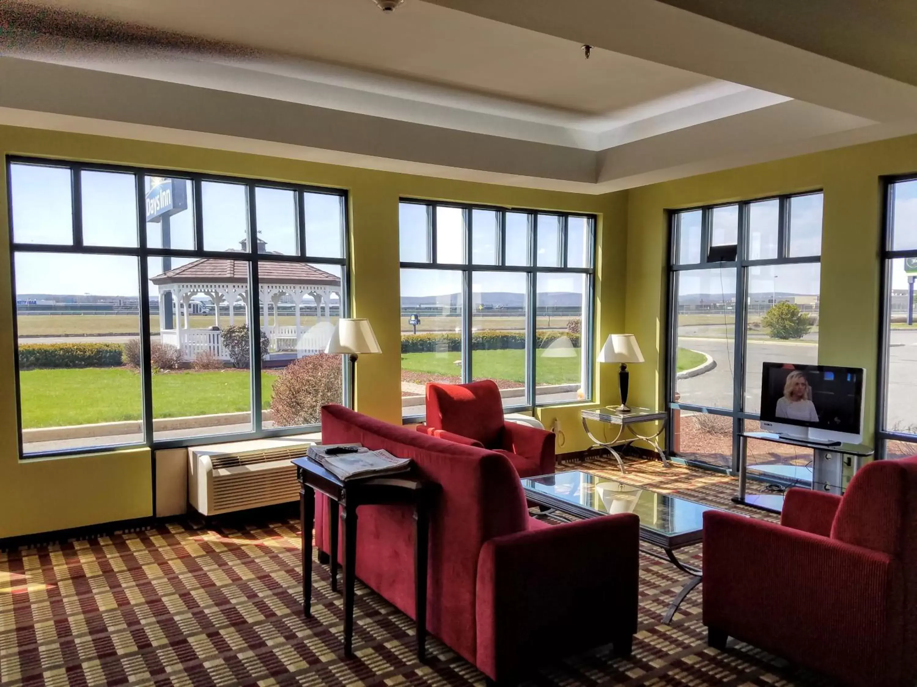 Day, Seating Area in Days Inn by Wyndham Windsor Locks / Bradley Intl Airport