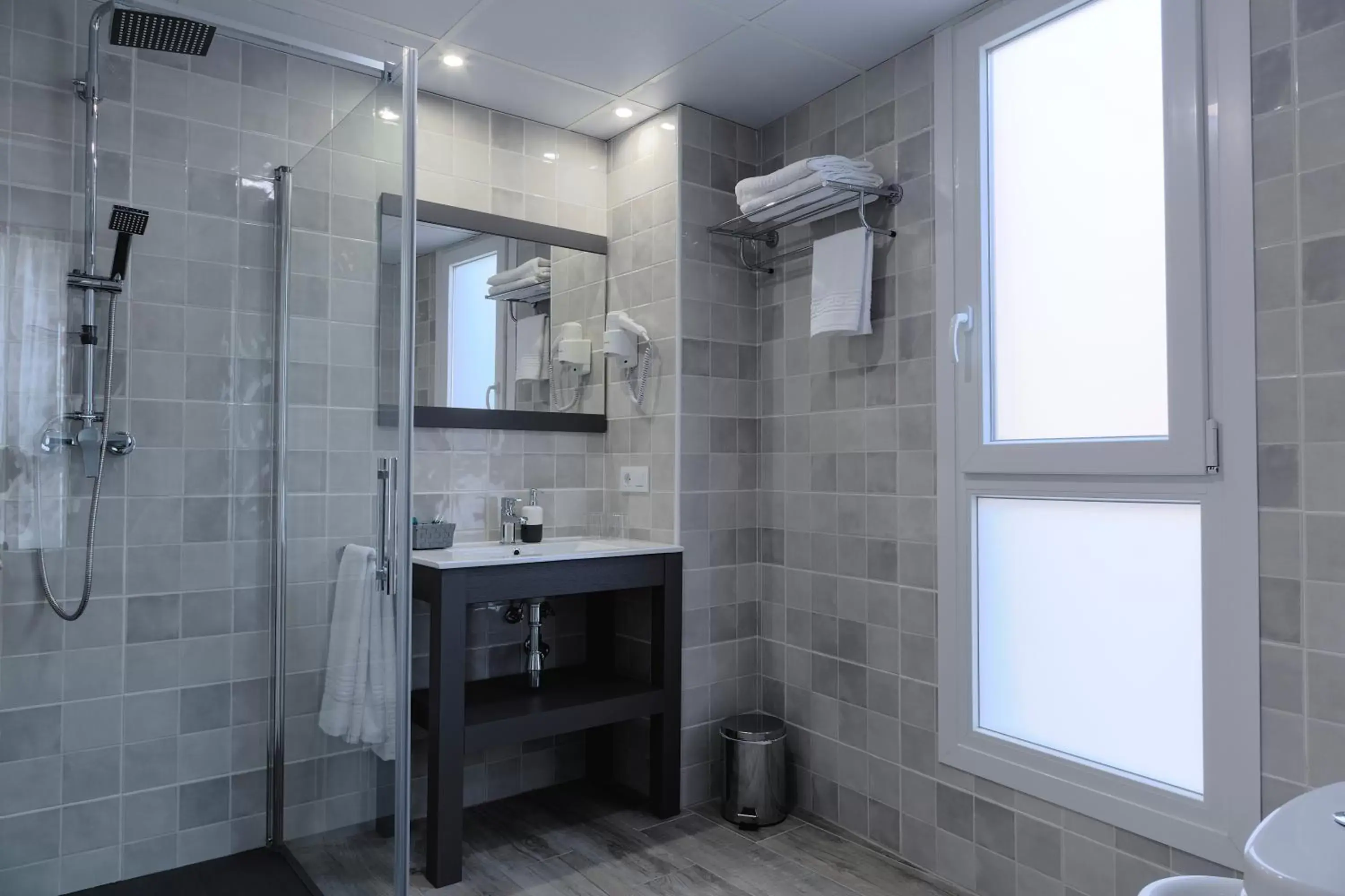 Shower, Bathroom in Hotel Apartamentos MPD