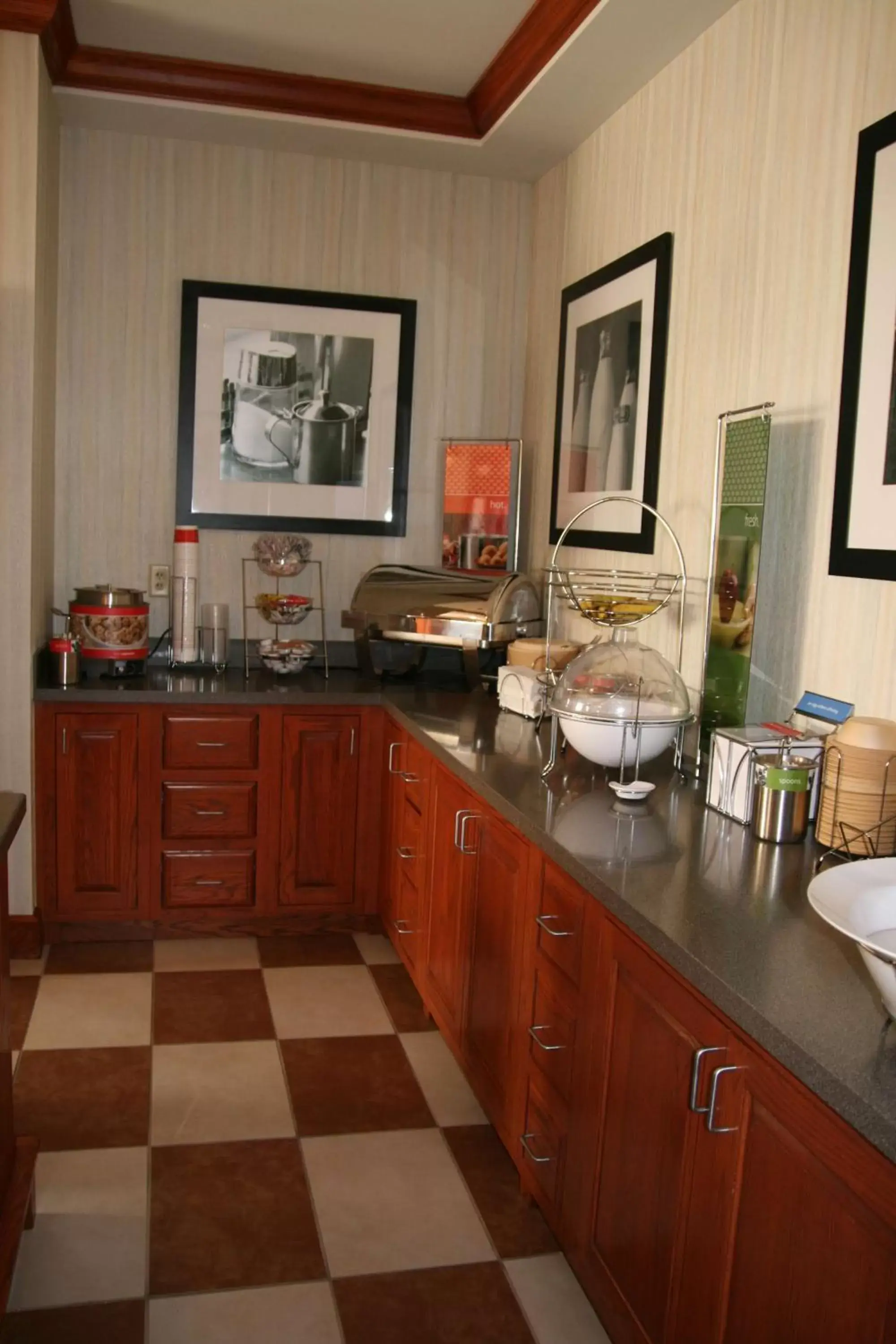 Dining area, Kitchen/Kitchenette in Hampton Inn Lebanon