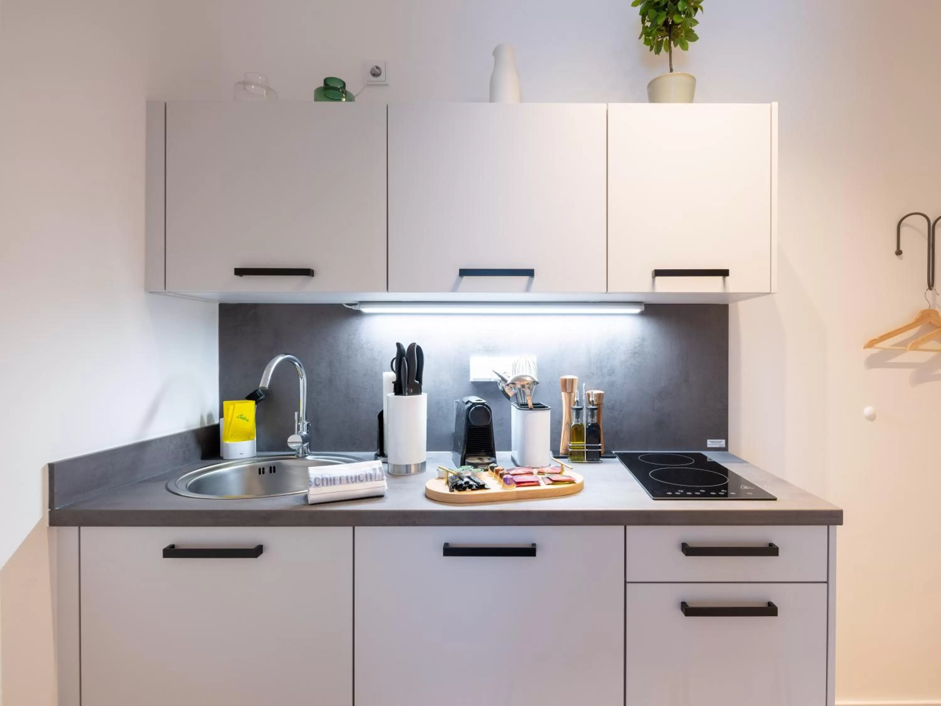 Kitchen or kitchenette in Limehome Frankfurt Gutleutstraße - Digital Access