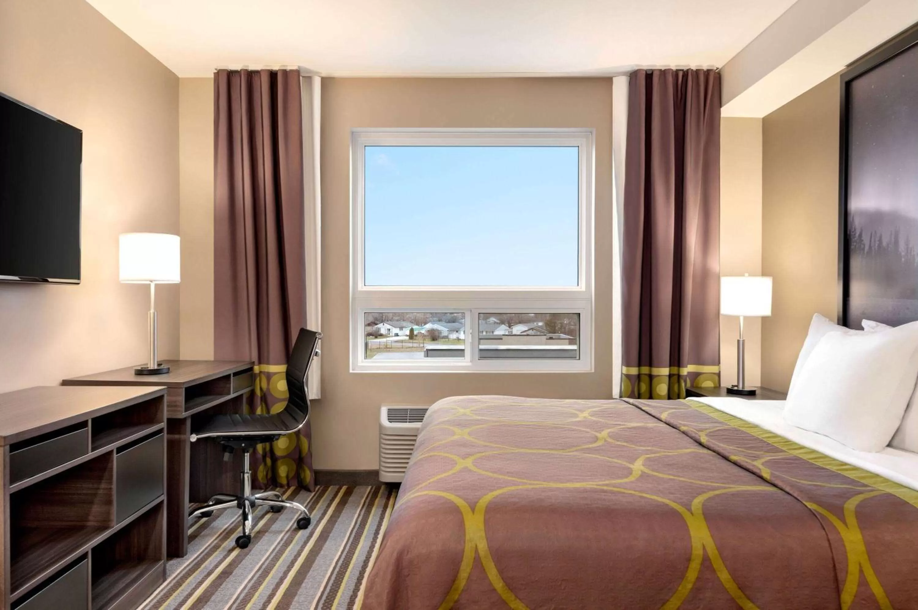 Photo of the whole room, Bed in Super 8 by Wyndham Thompson