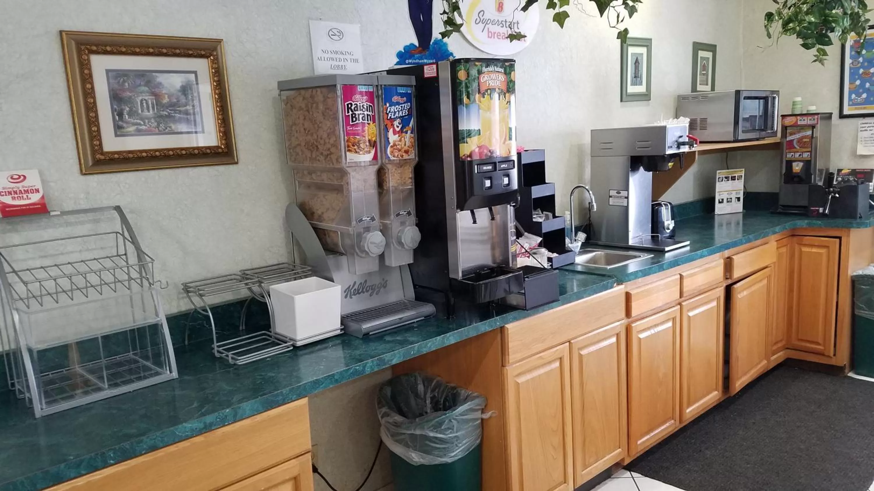 Coffee/tea facilities in Super 8 by Wyndham Pontoon Beach IL/St. Louis MO Area