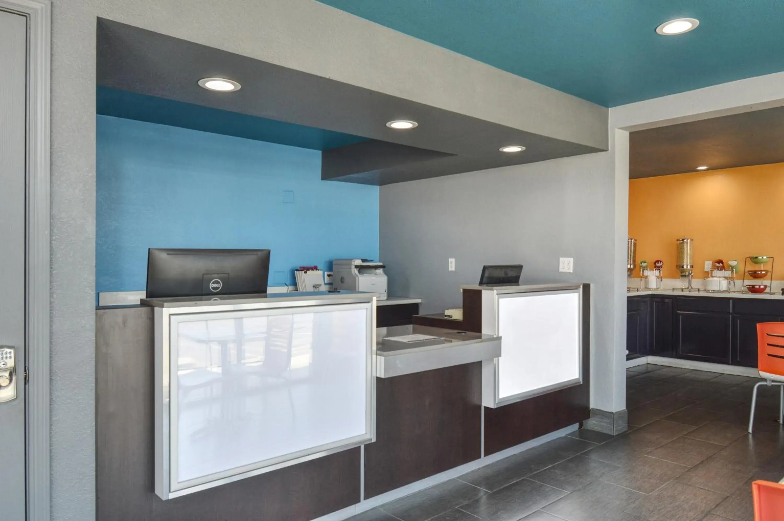 Lobby or reception, Kitchen/Kitchenette in Vagabond Inn Buttonwillow North I-5