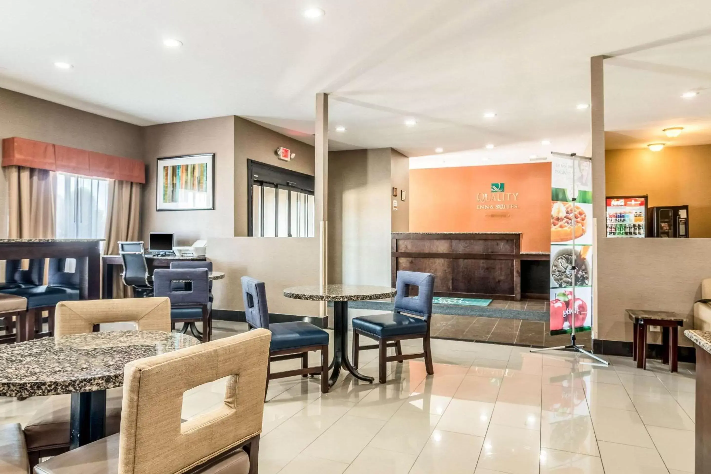 Lobby or reception, Restaurant/Places to Eat in Quality Inn & Suites Salem near I-57