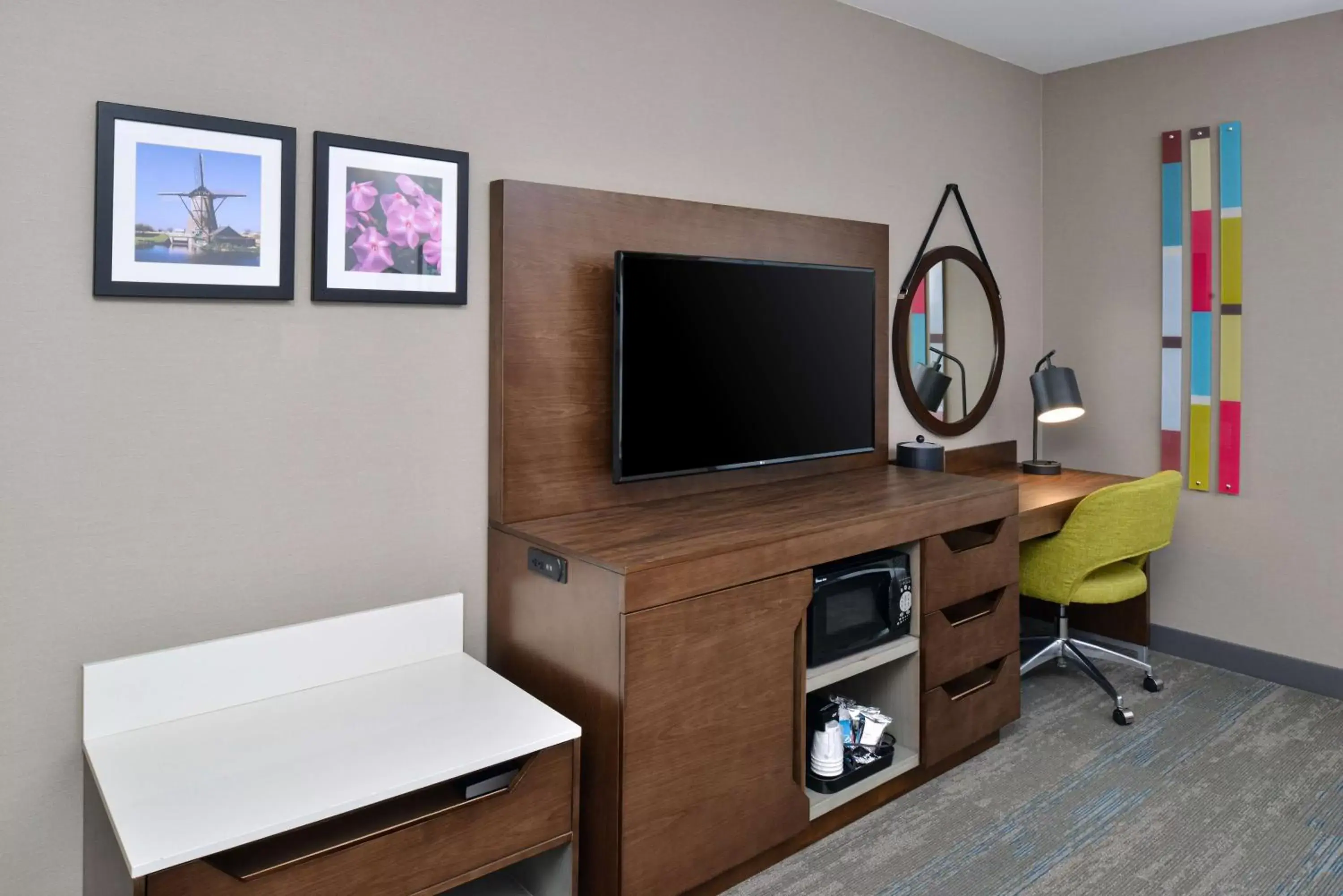 Bedroom, TV/Entertainment Center in Hampton Inn & Suites Adrian, Mi