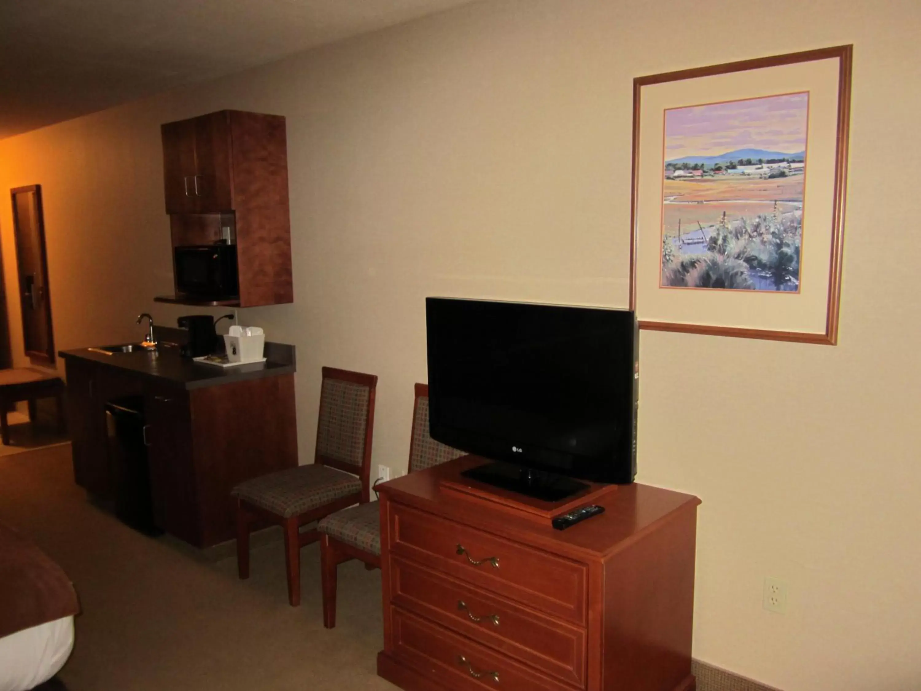 TV and multimedia, TV/Entertainment Center in Super 8 by Wyndham Fort Nelson BC