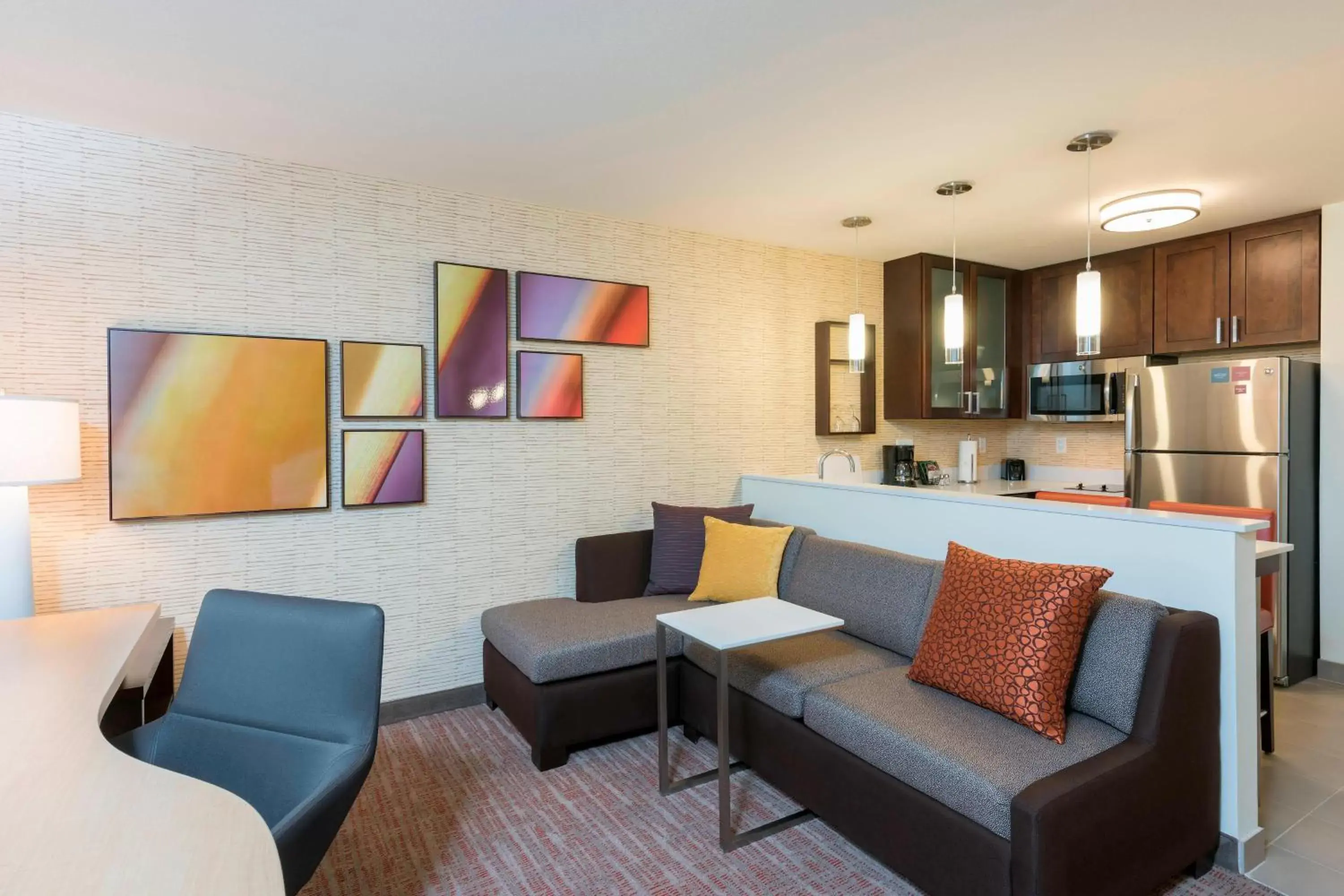 Kitchen or kitchenette, Seating Area in Residence Inn by Marriott Milwaukee West