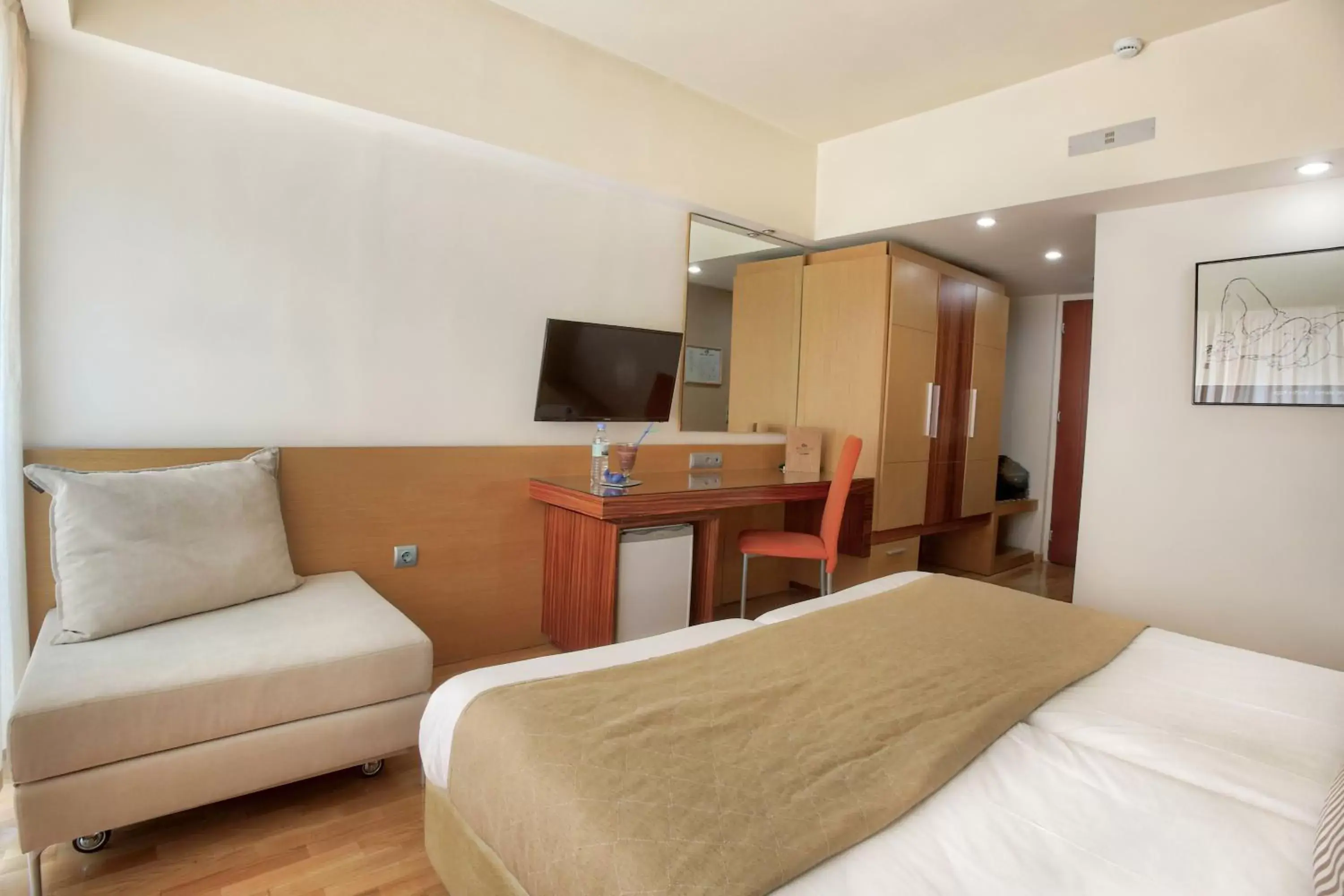 TV and multimedia, Bed in Capsis Astoria Heraklion