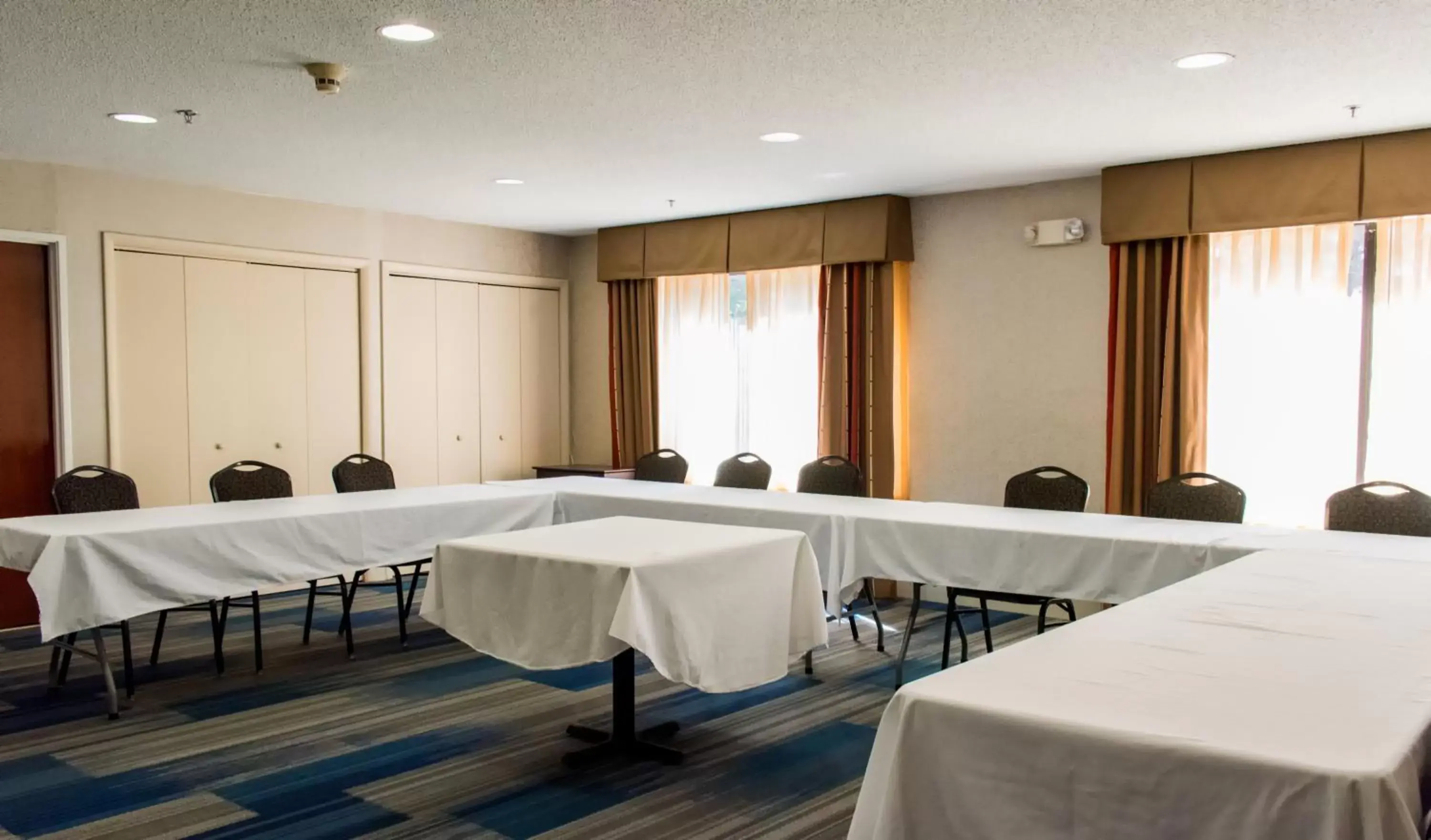 Meeting/conference room in Holiday Inn Express Hotel & Suites Kinston, an IHG Hotel