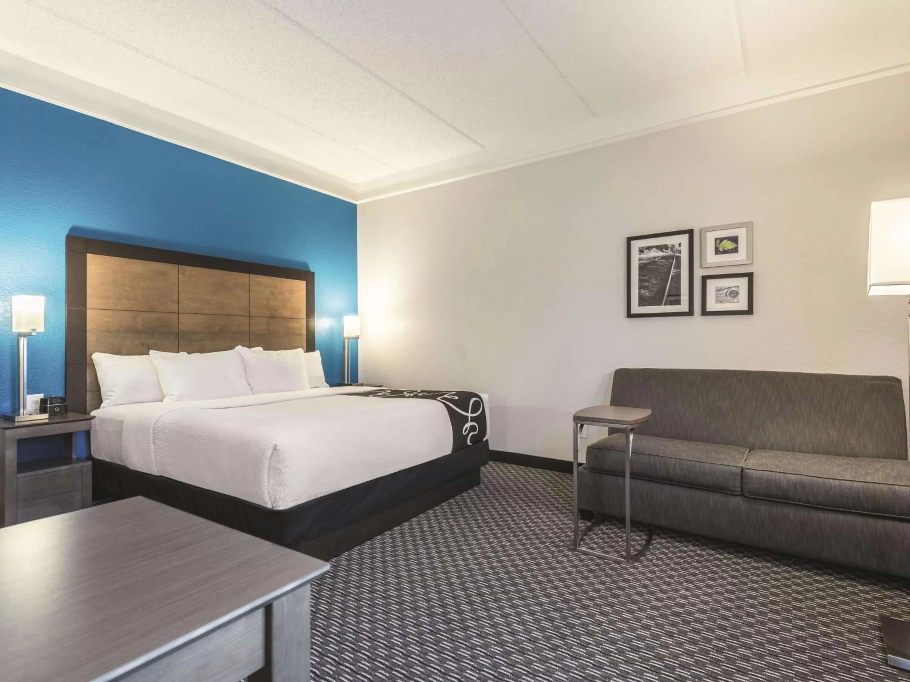 Photo of the whole room, Bed in La Quinta by Wyndham Orlando Lake Mary