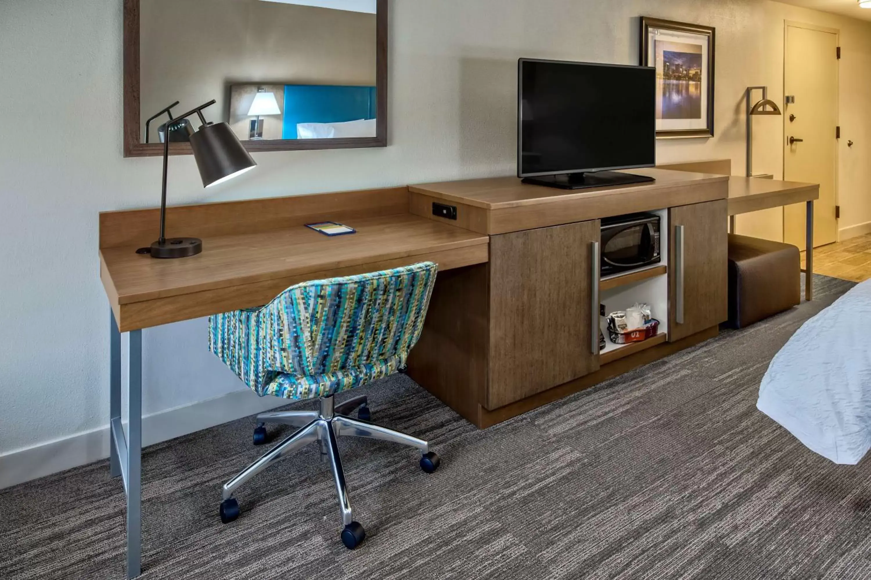 Bedroom, TV/Entertainment Center in Hampton Inn Orlando-Maingate South