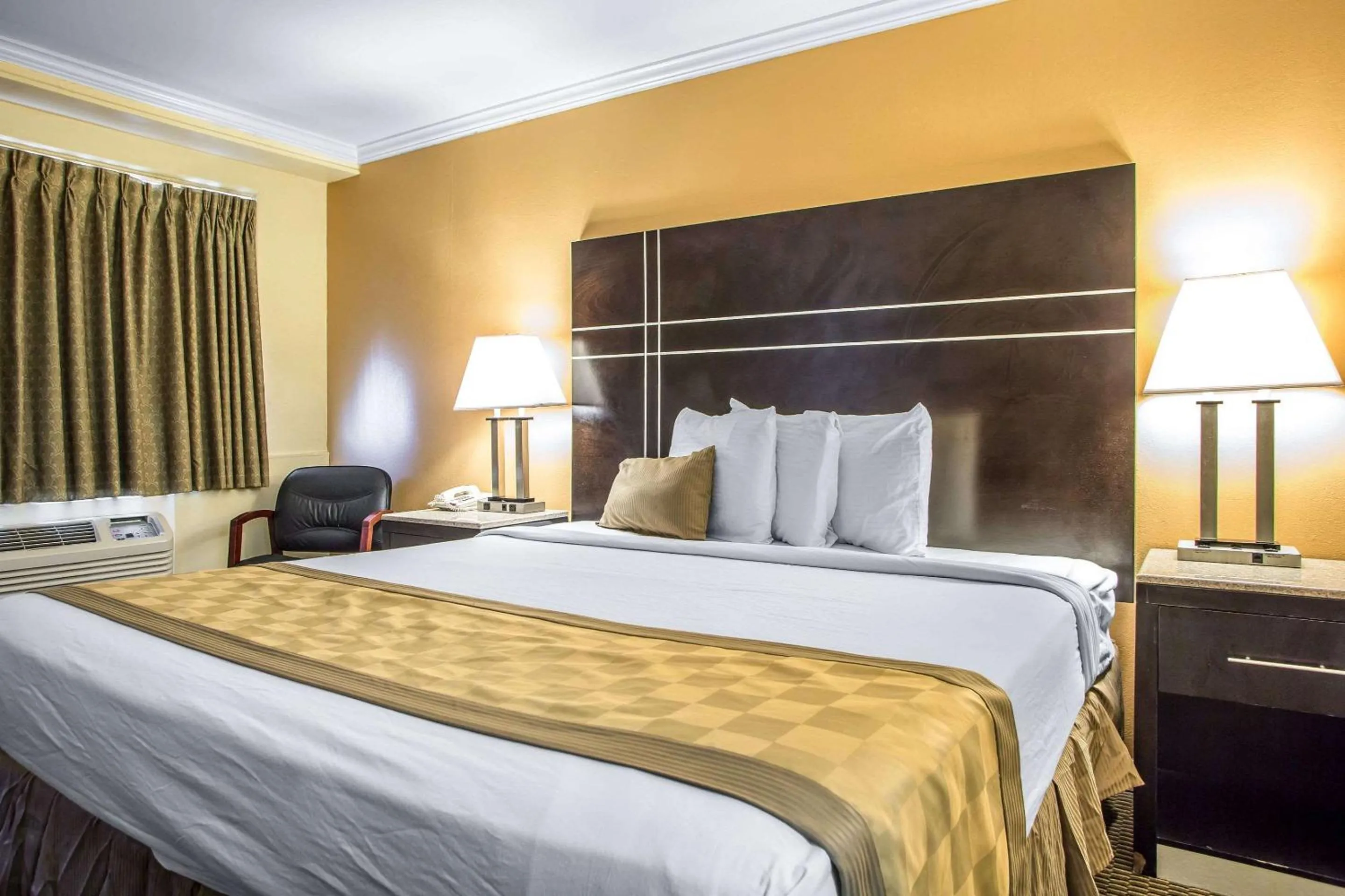 Photo of the whole room, Bed in The Boards AC