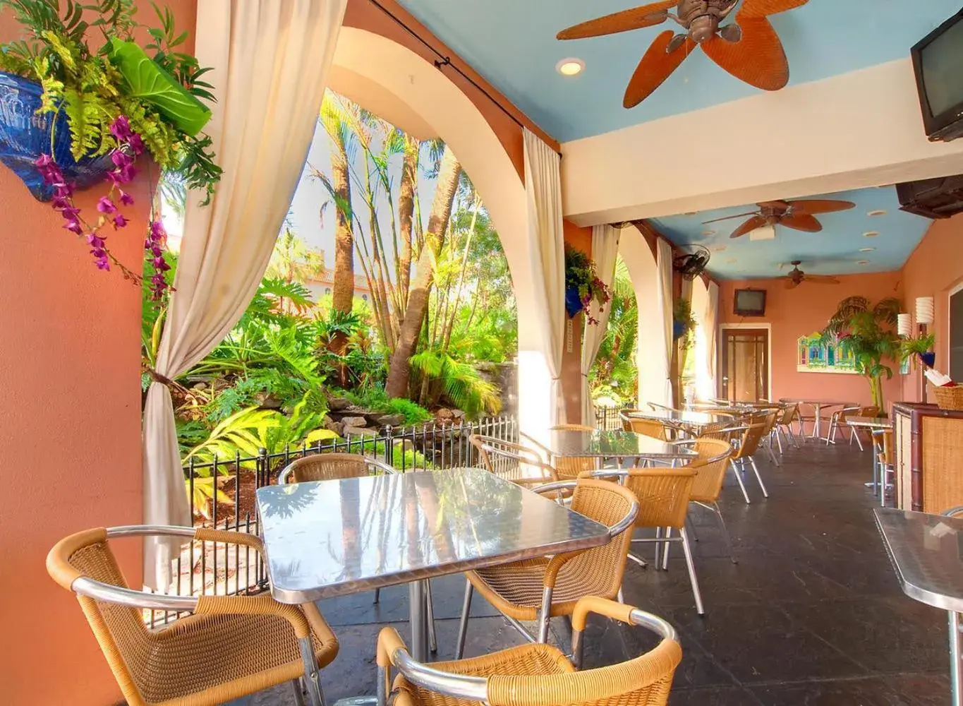 Restaurant/places to eat in Tahitian Inn Boutique Hotel Tampa