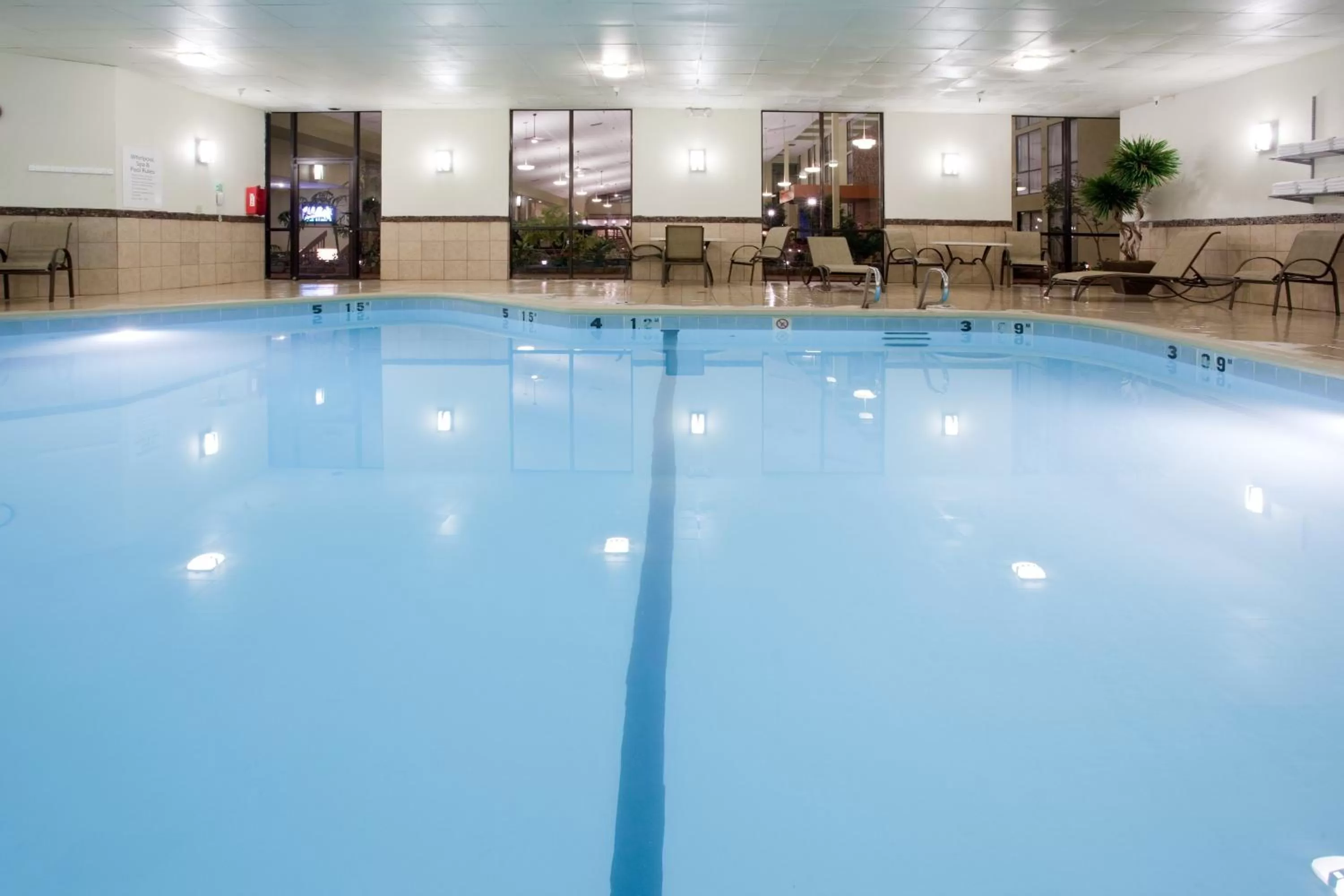 Swimming pool in Ramada Plaza by Wyndham Sheridan Hotel & Convention Center