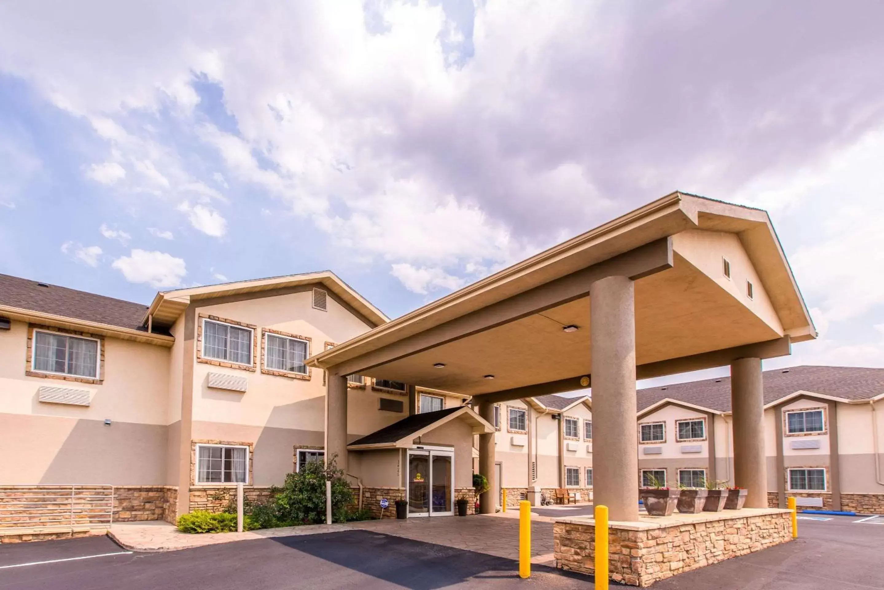 Property Building in Quality Inn & Suites - University
