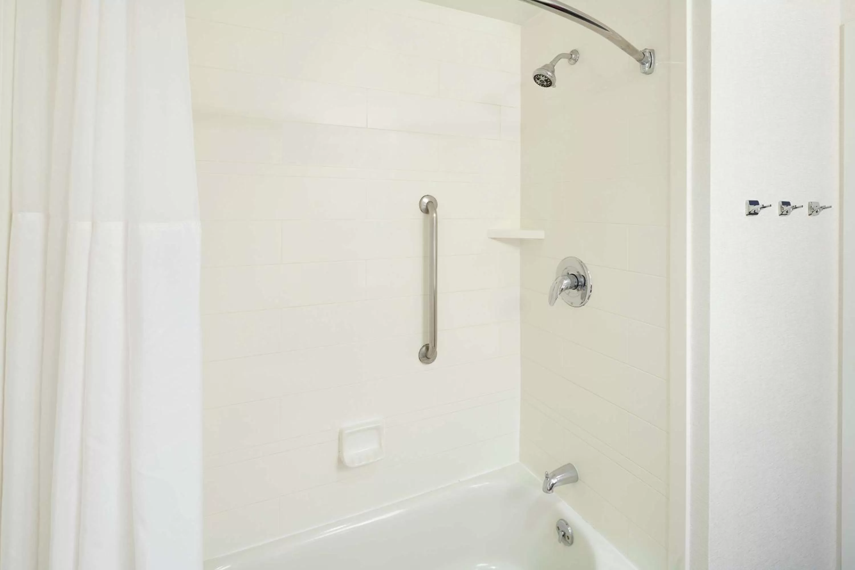 Shower in Hampton Inn & Suites Oahu Kapolei - FREE Parking - No Resort Fee