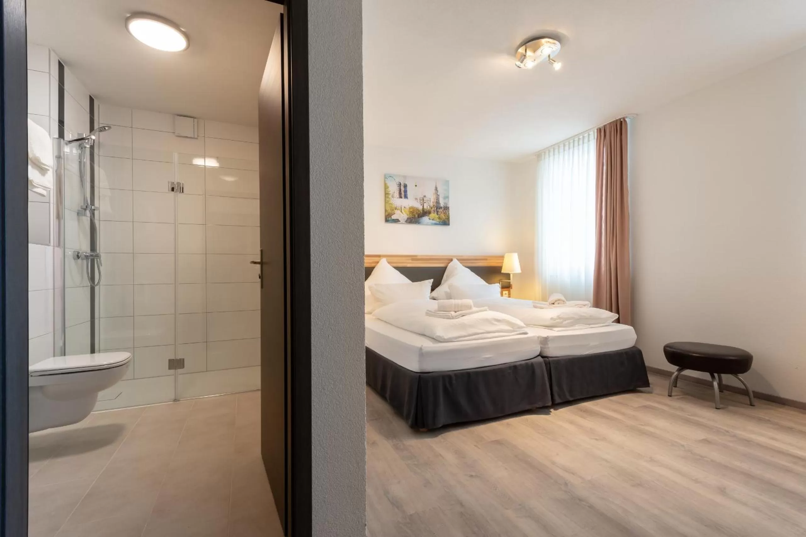 Bedroom, Bed in Hotel in Laisen