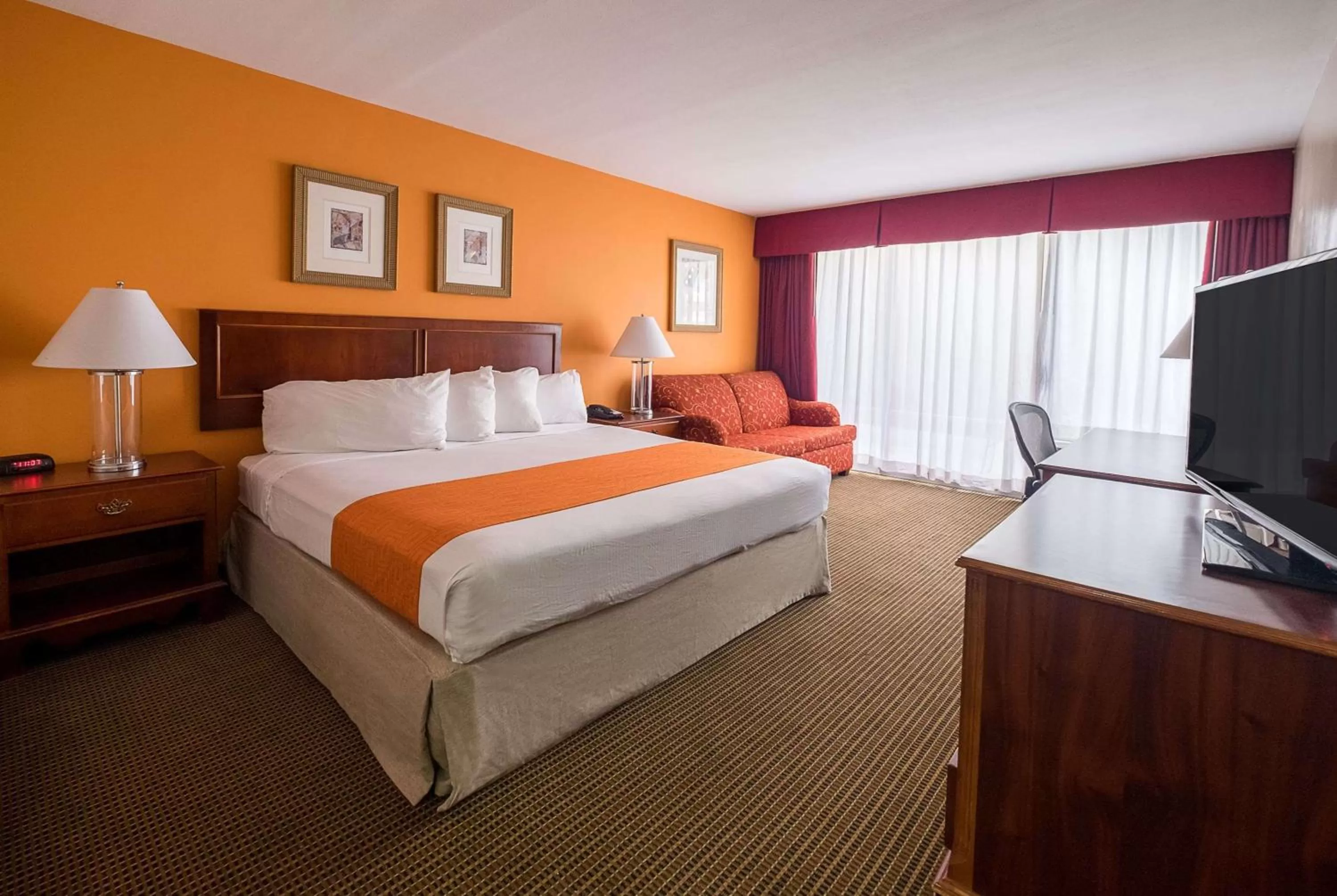 Photo of the whole room, Bed in Howard Johnson by Wyndham Fullerton/Anaheim Conference Cntr