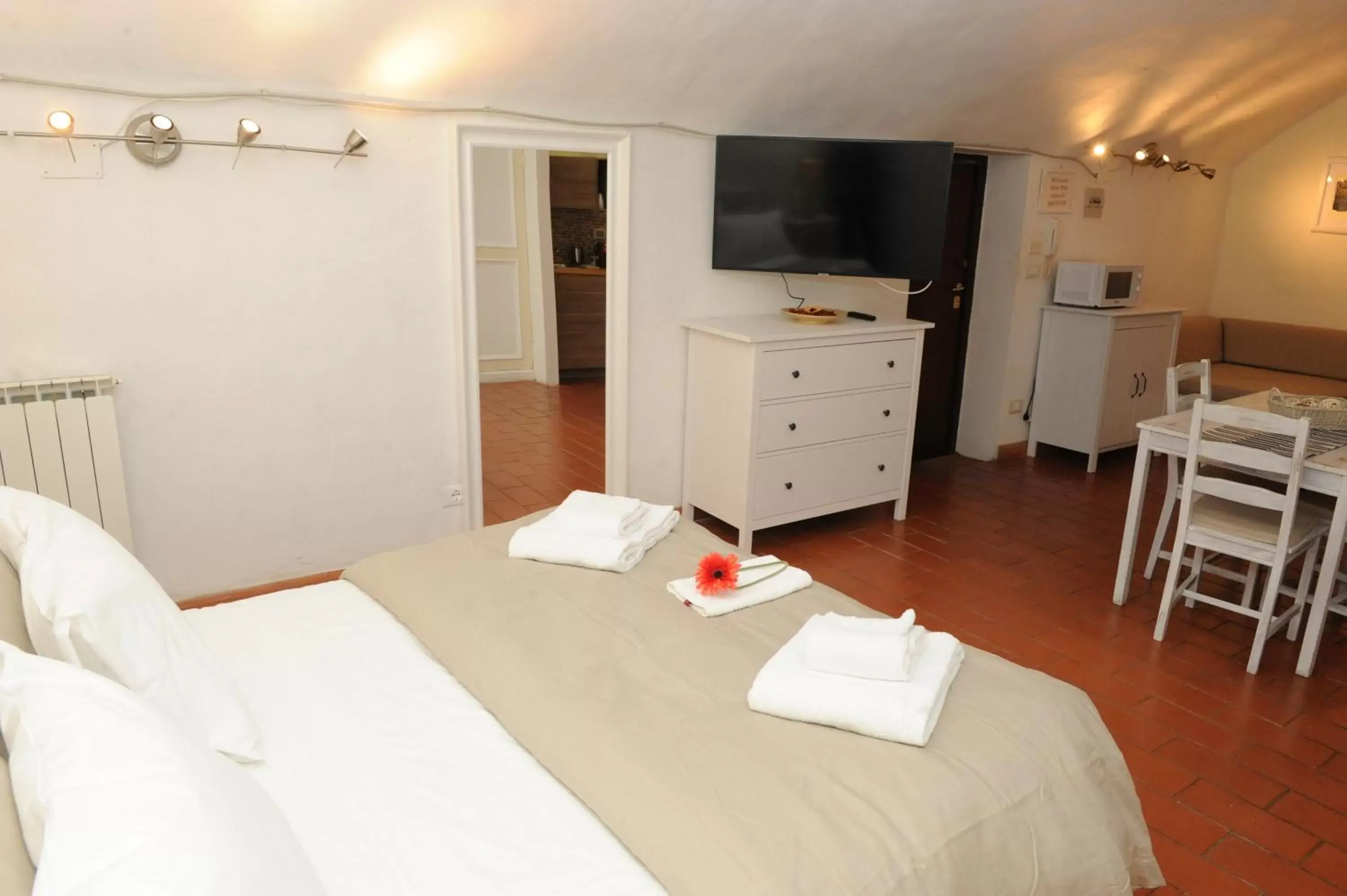 Photo of the whole room, Bed in Pontevecchio Relais
