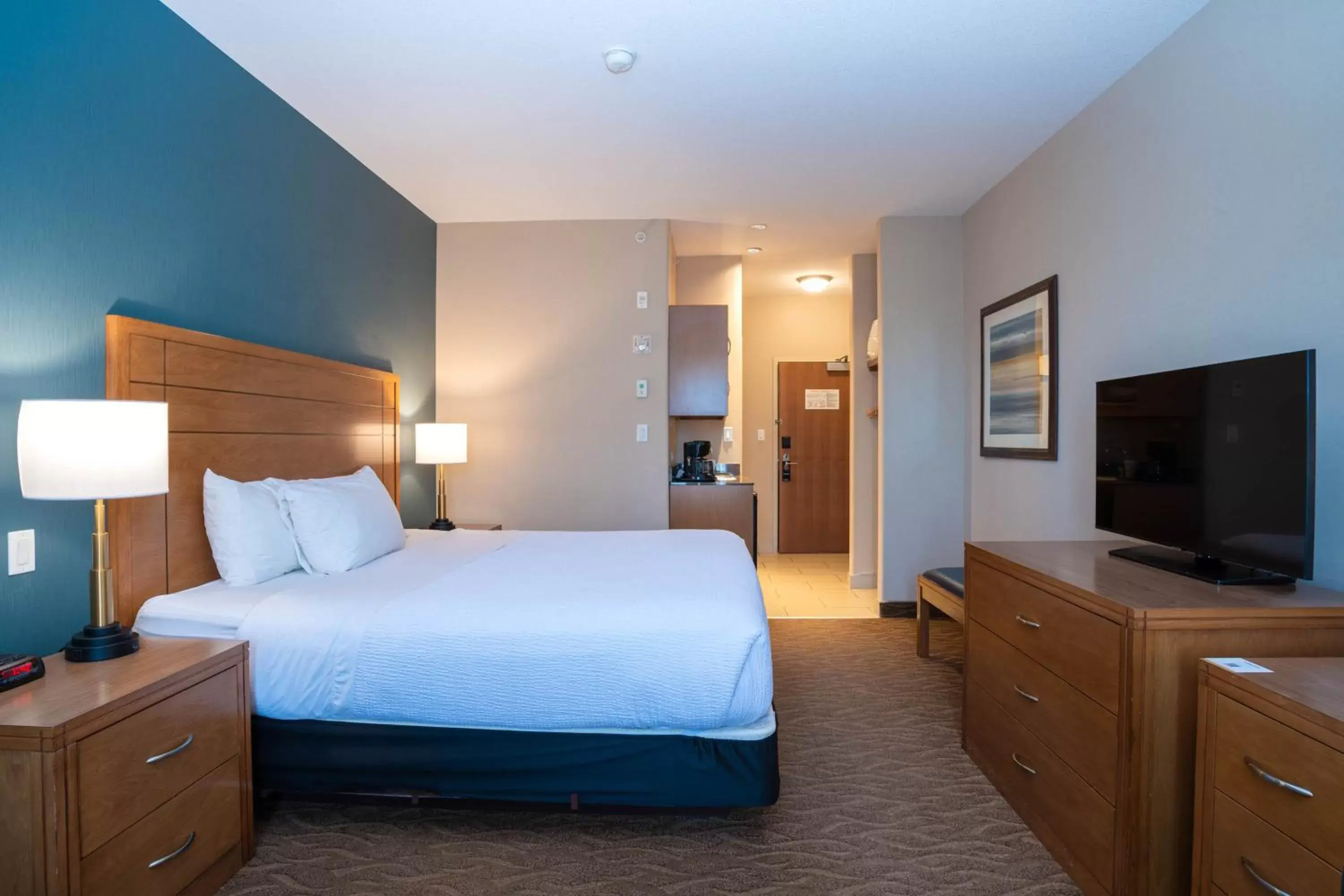 Photo of the whole room, Bed in Sandman Hotel and Suites Squamish