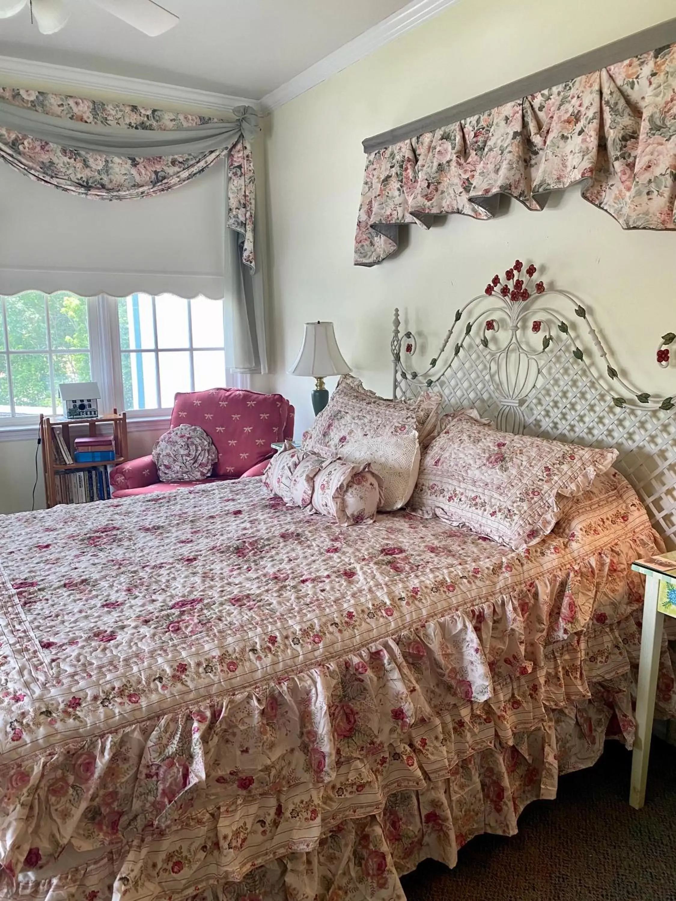 Photo of the whole room, Bed in The Cypress Inn