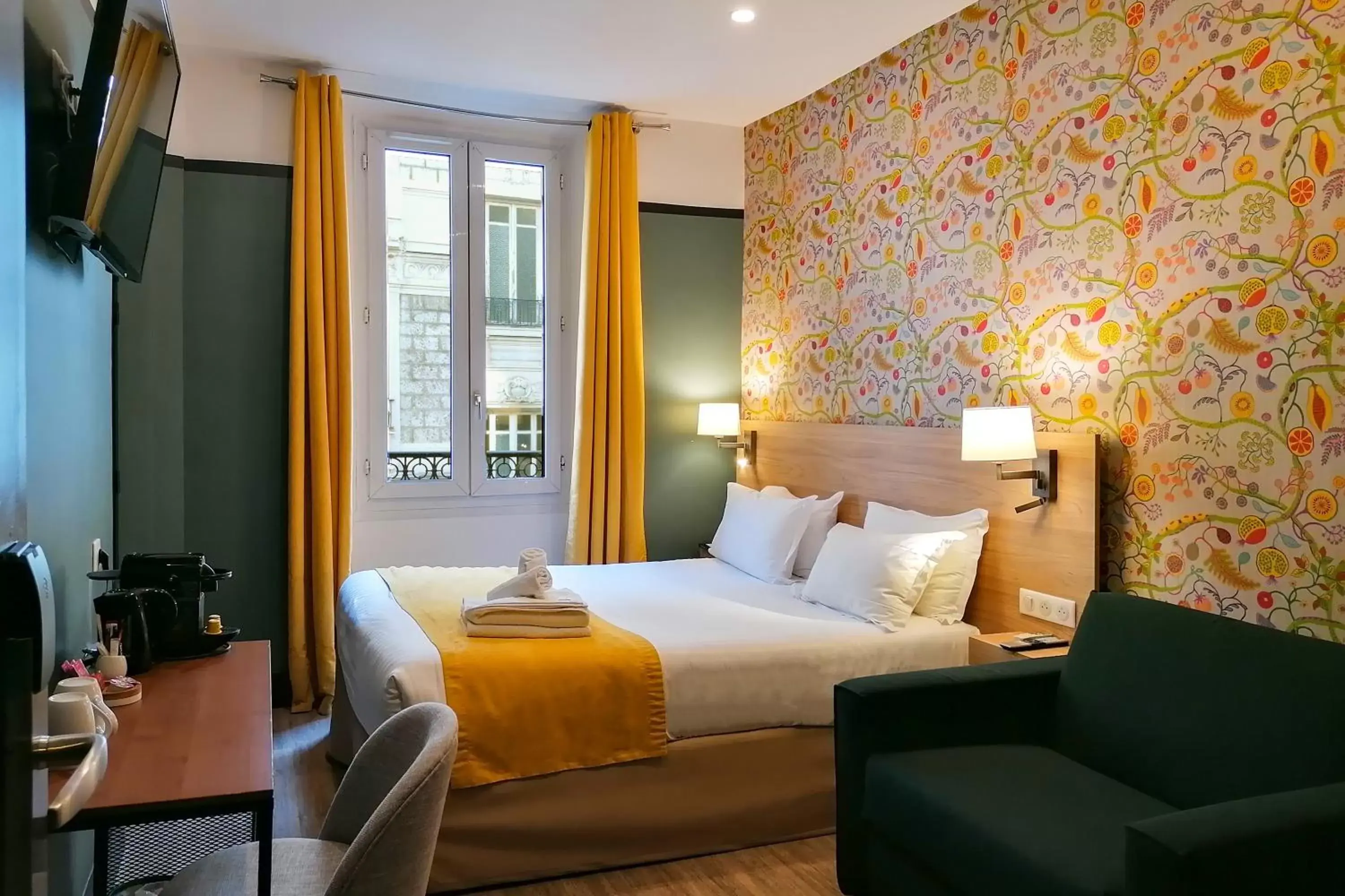 Bedroom, Bed in Hôtel de France, un hôtel AMMI