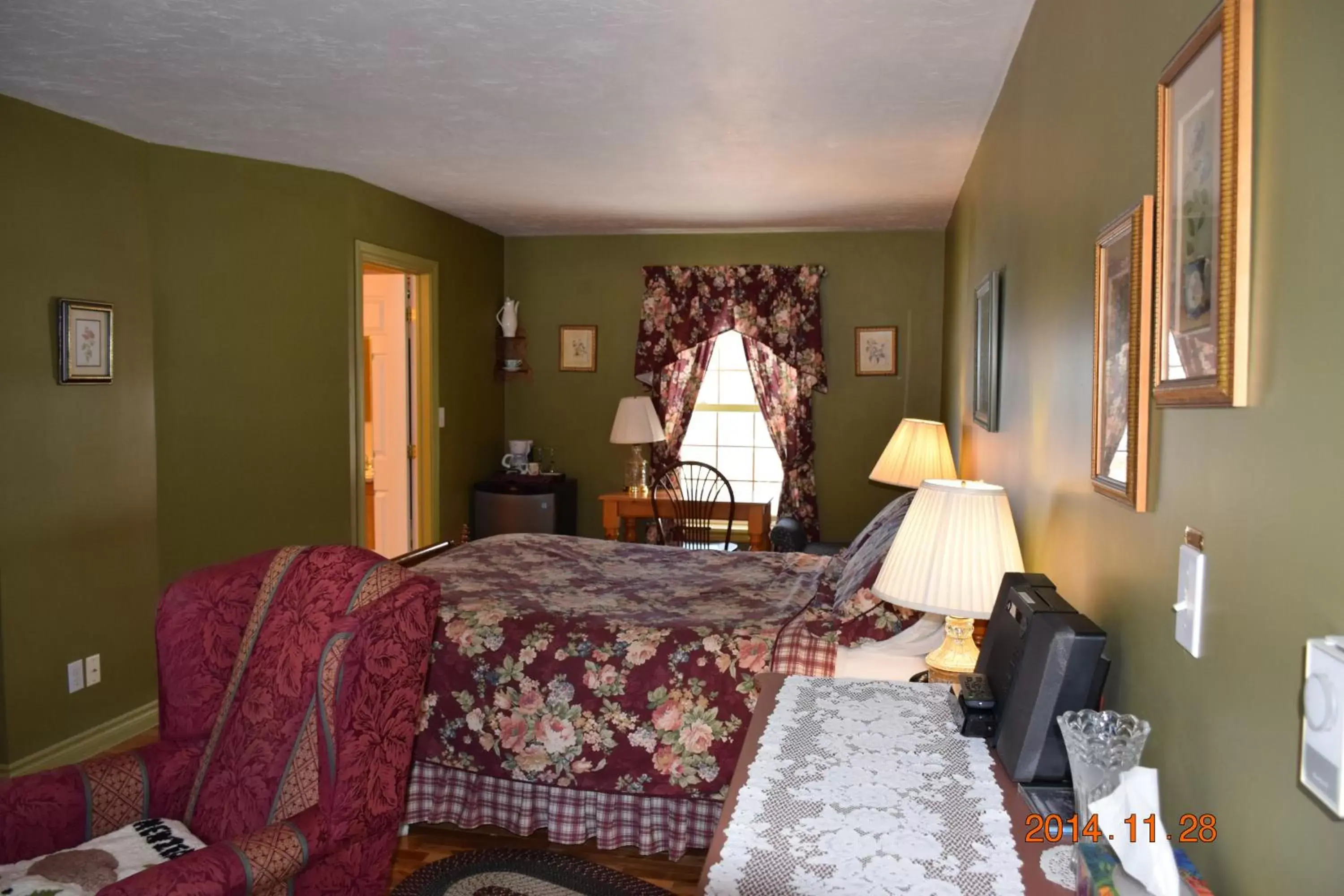 Photo of the whole room, Bed in Auberge Wild Rose Inn