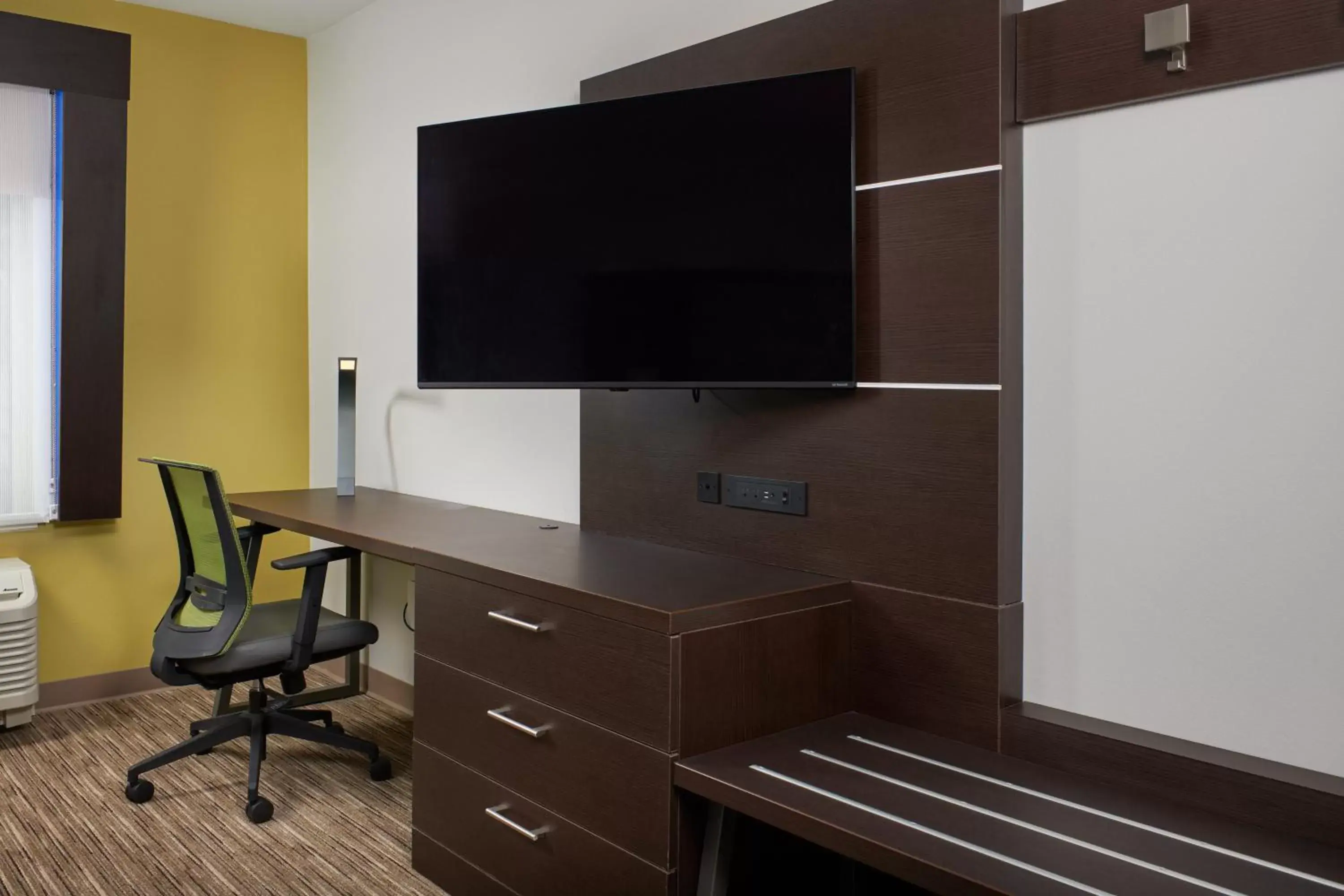 Photo of the whole room, TV/Entertainment Center in Holiday Inn Express - Lockport, an IHG Hotel