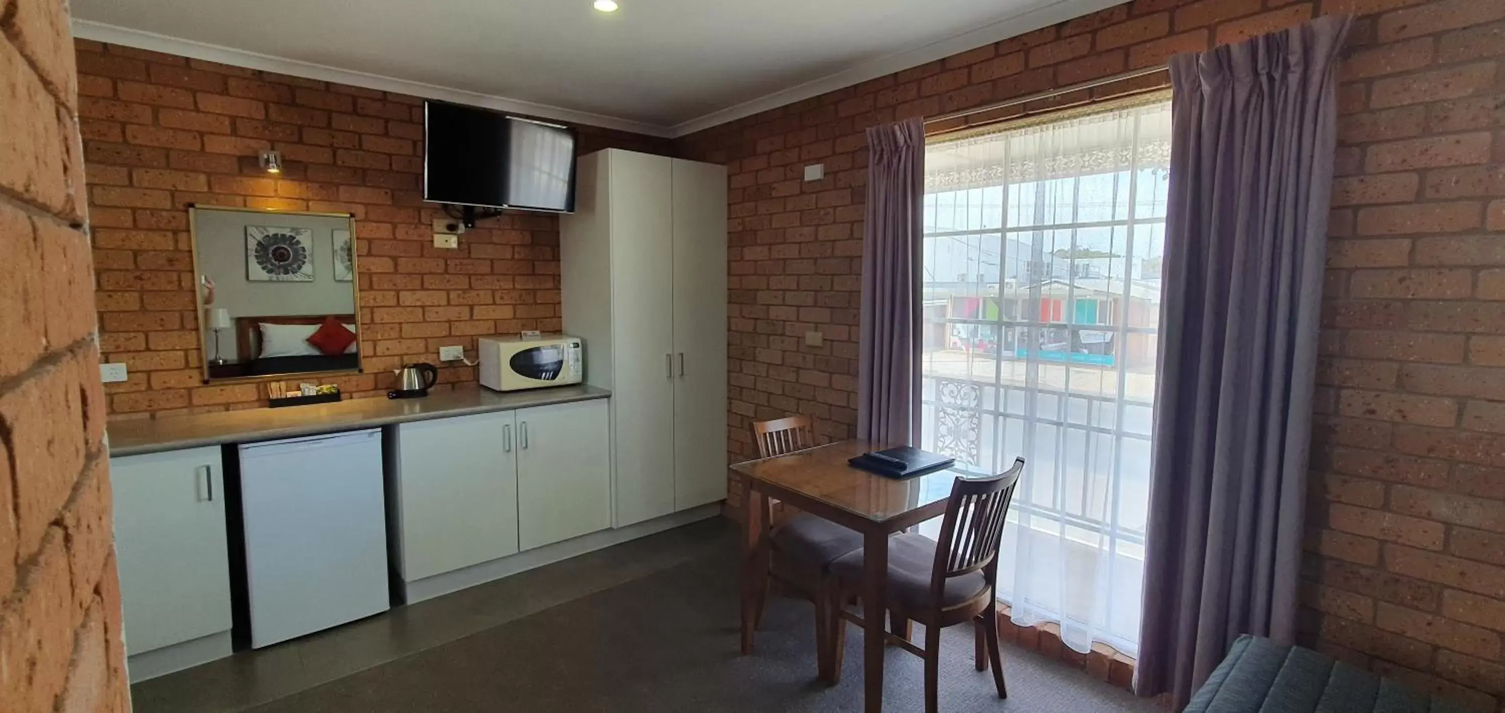 Kitchen/Kitchenette in Centrepoint Motel Deniliquin