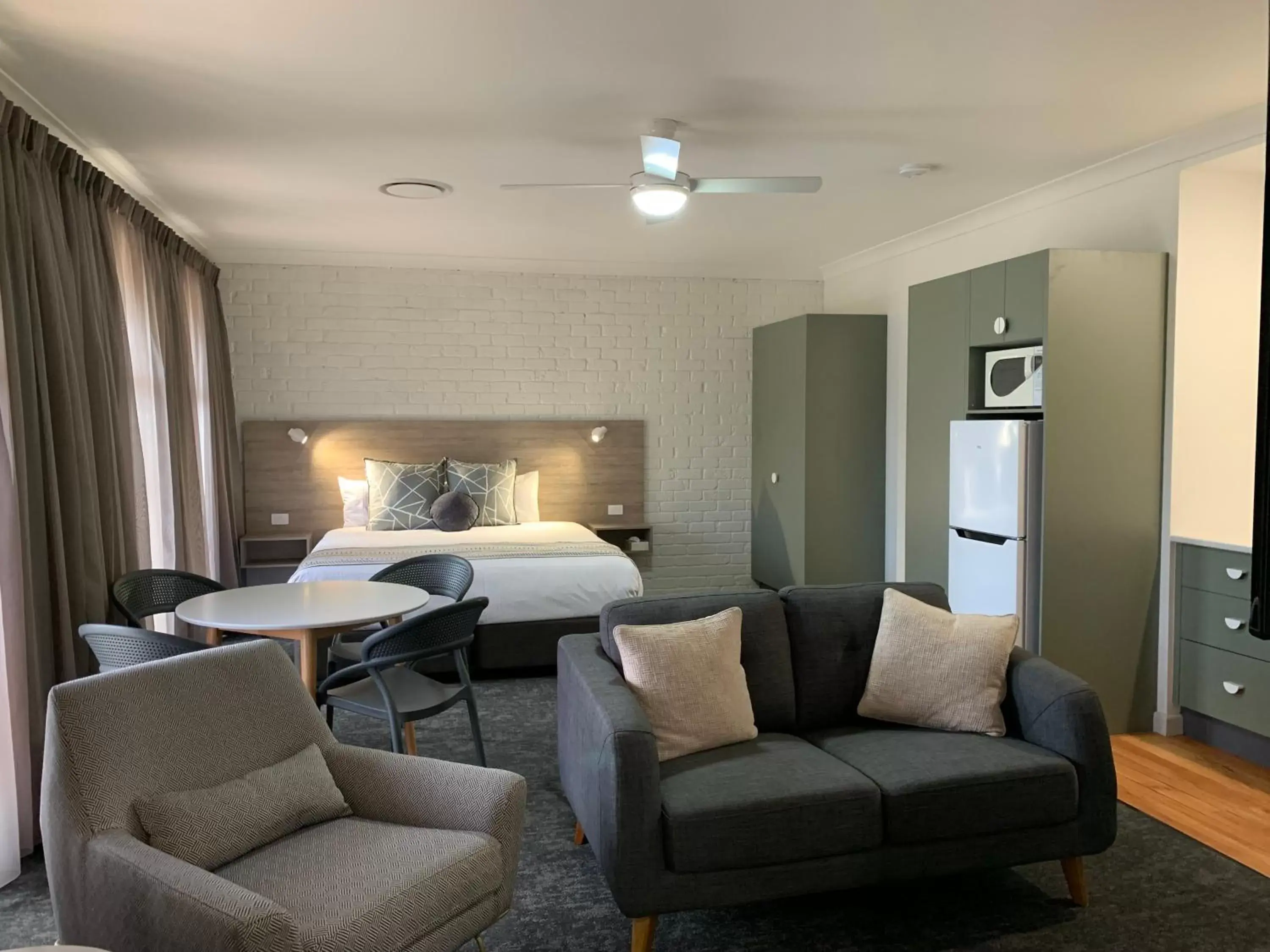 Family Suite in Hamilton Henry Parkes Motor Inn Family Suite in Hamilton Henry Parkes Motor Inn