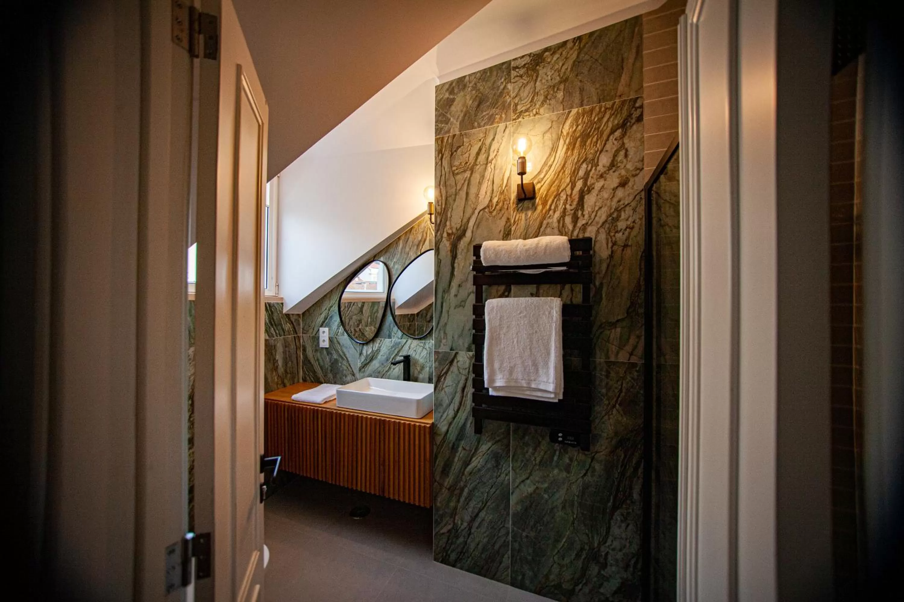 Bathroom, Bed in Storytellers Palace