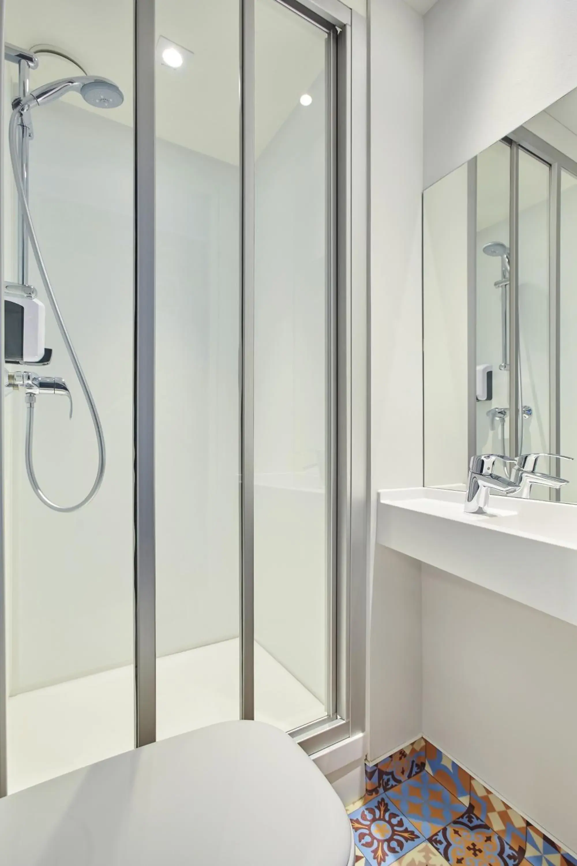 Shower, Bathroom in hotelF1 Nantes Est La Beaujoire