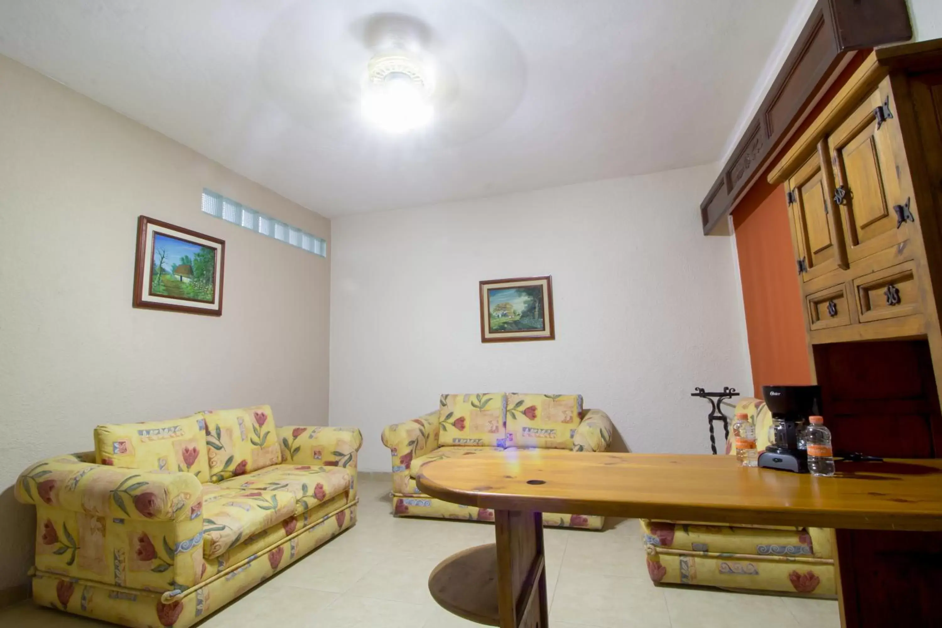 Coffee/tea facilities, Seating Area in Hotel Colon Merida