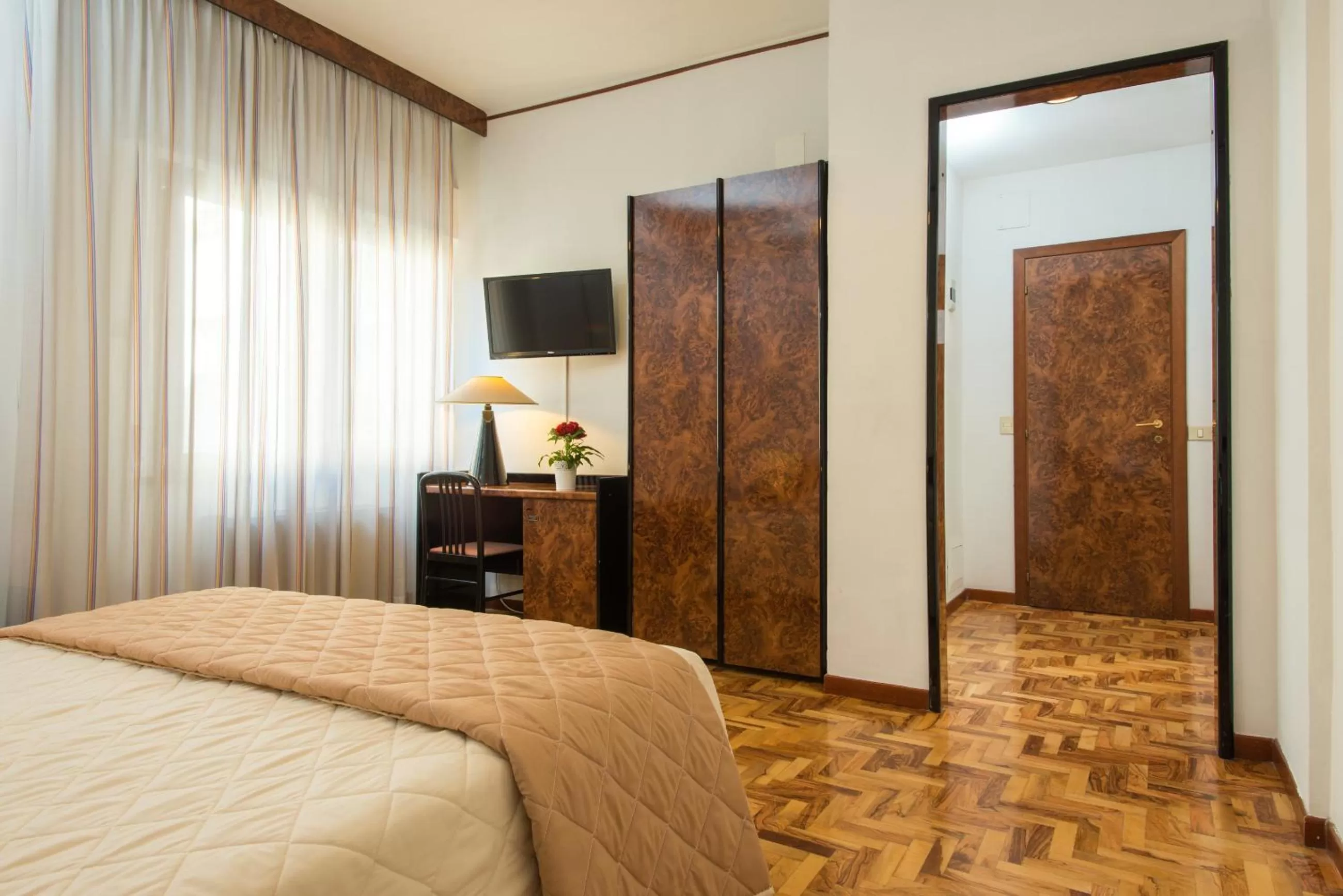 Bedroom, Bed in Royal Hotel