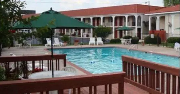 Swimming pool, Property Building in Quality Inn Forsyth