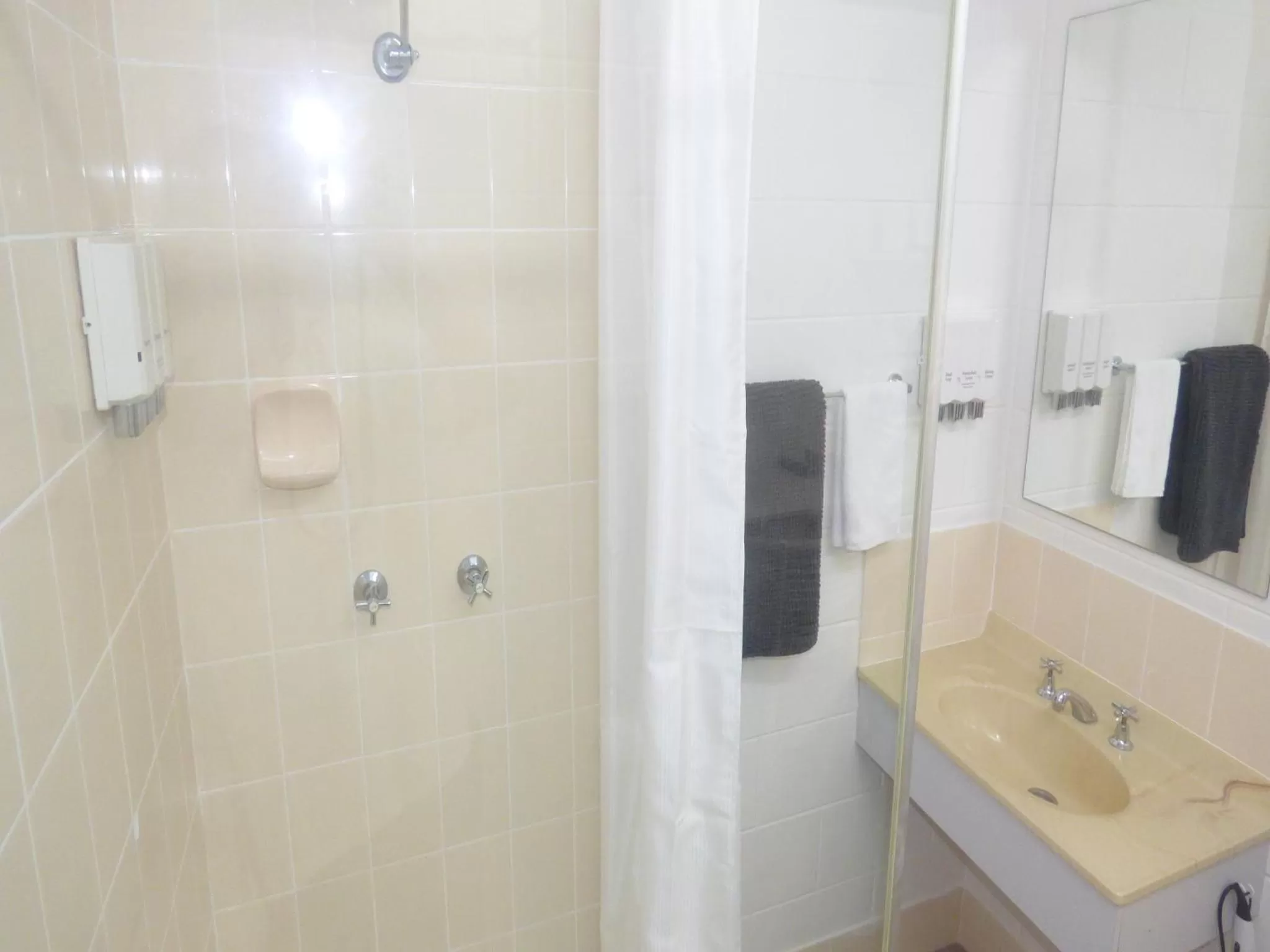 Shower in Banjo Paterson Motor Inn