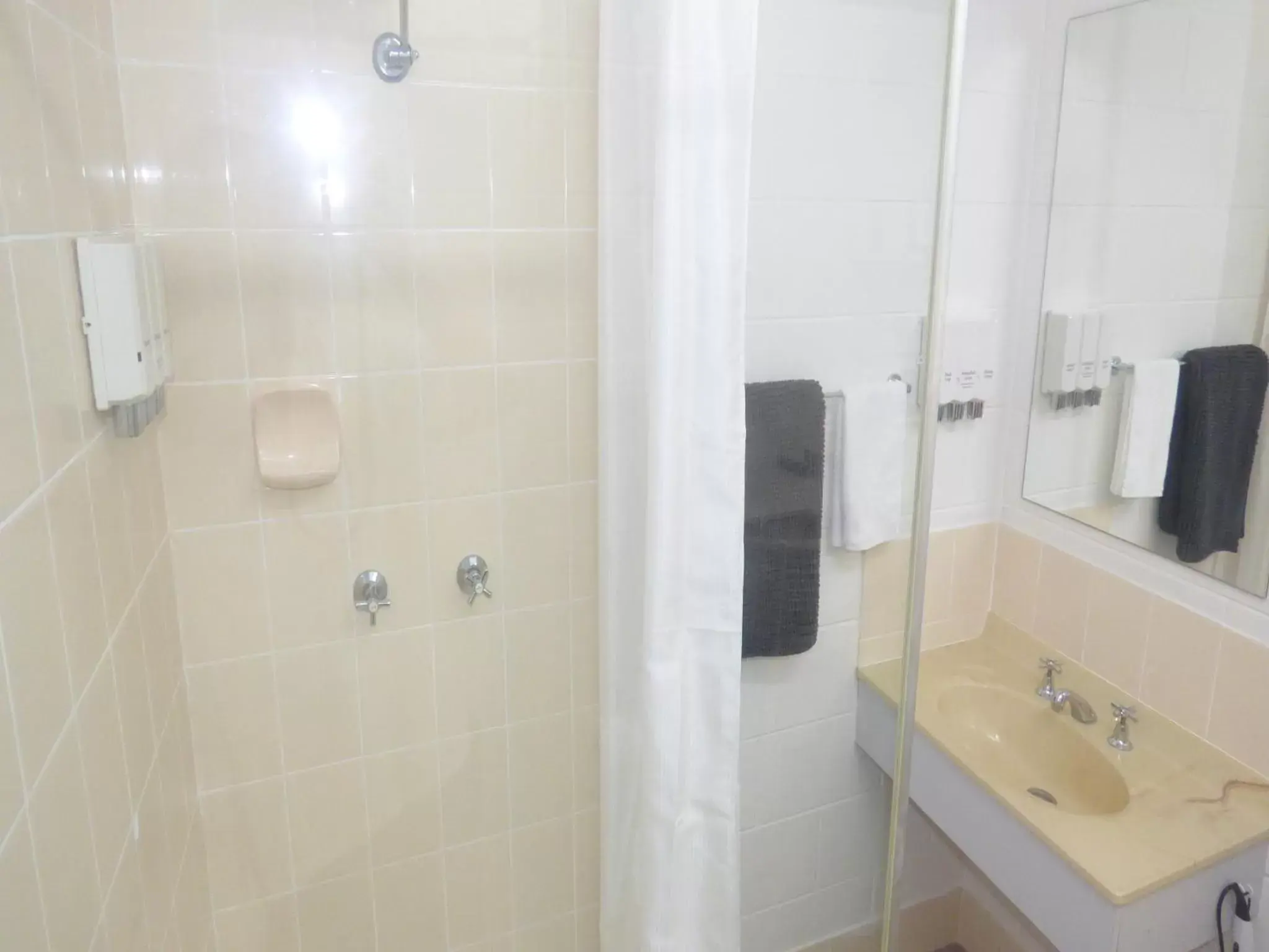 Shower, Bathroom in Banjo Paterson Motor Inn