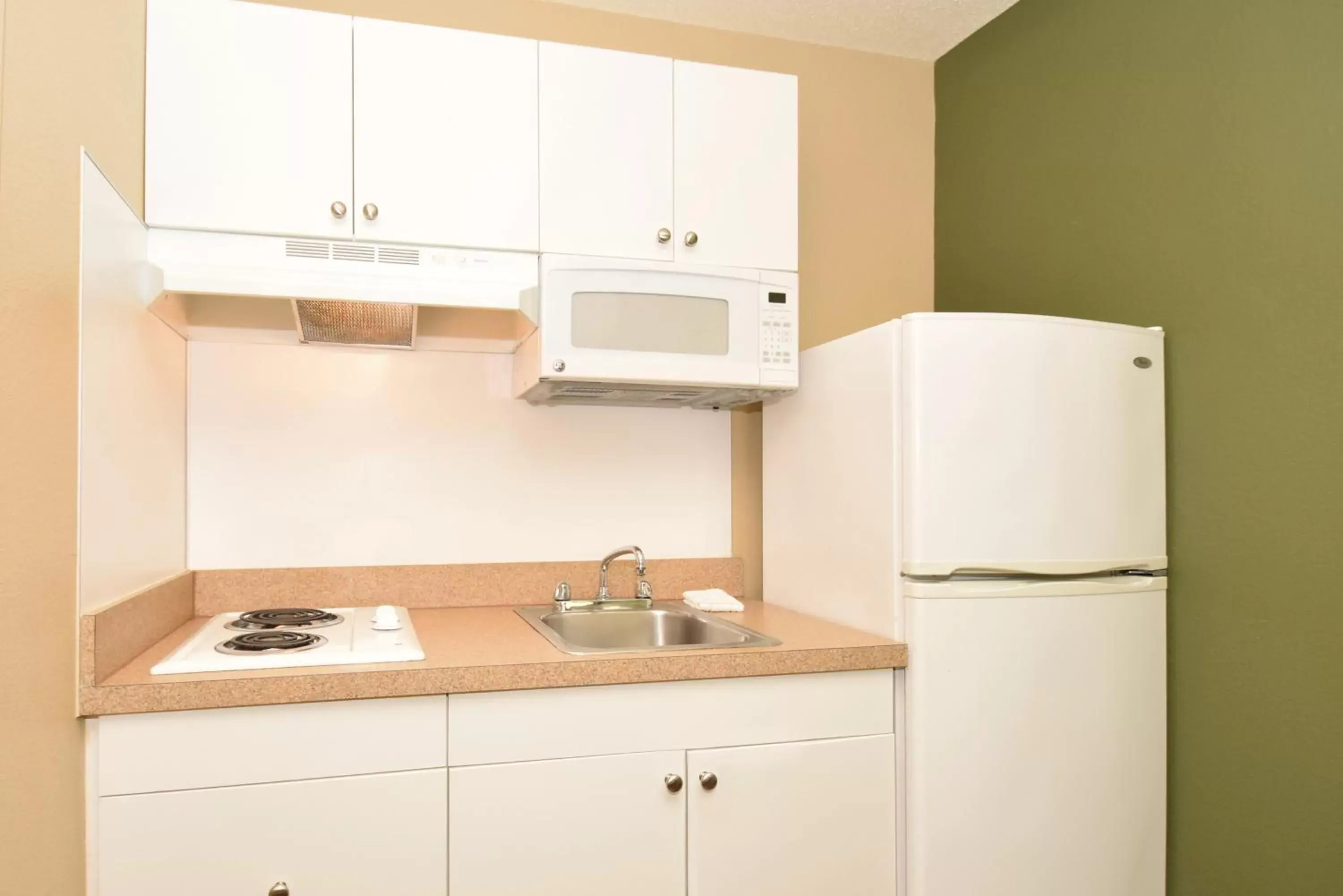 Kitchen or kitchenette, Kitchen/Kitchenette in Extended Stay America Suites - Portland - Beaverton