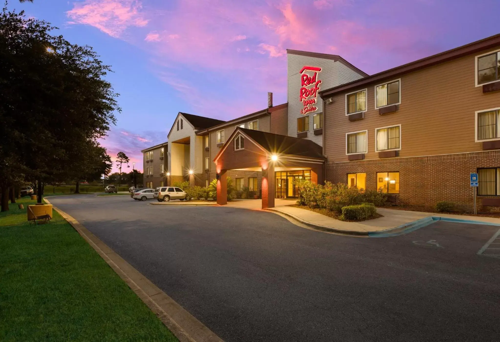 Property Building in Red Roof Inn & Suites Savannah Airport