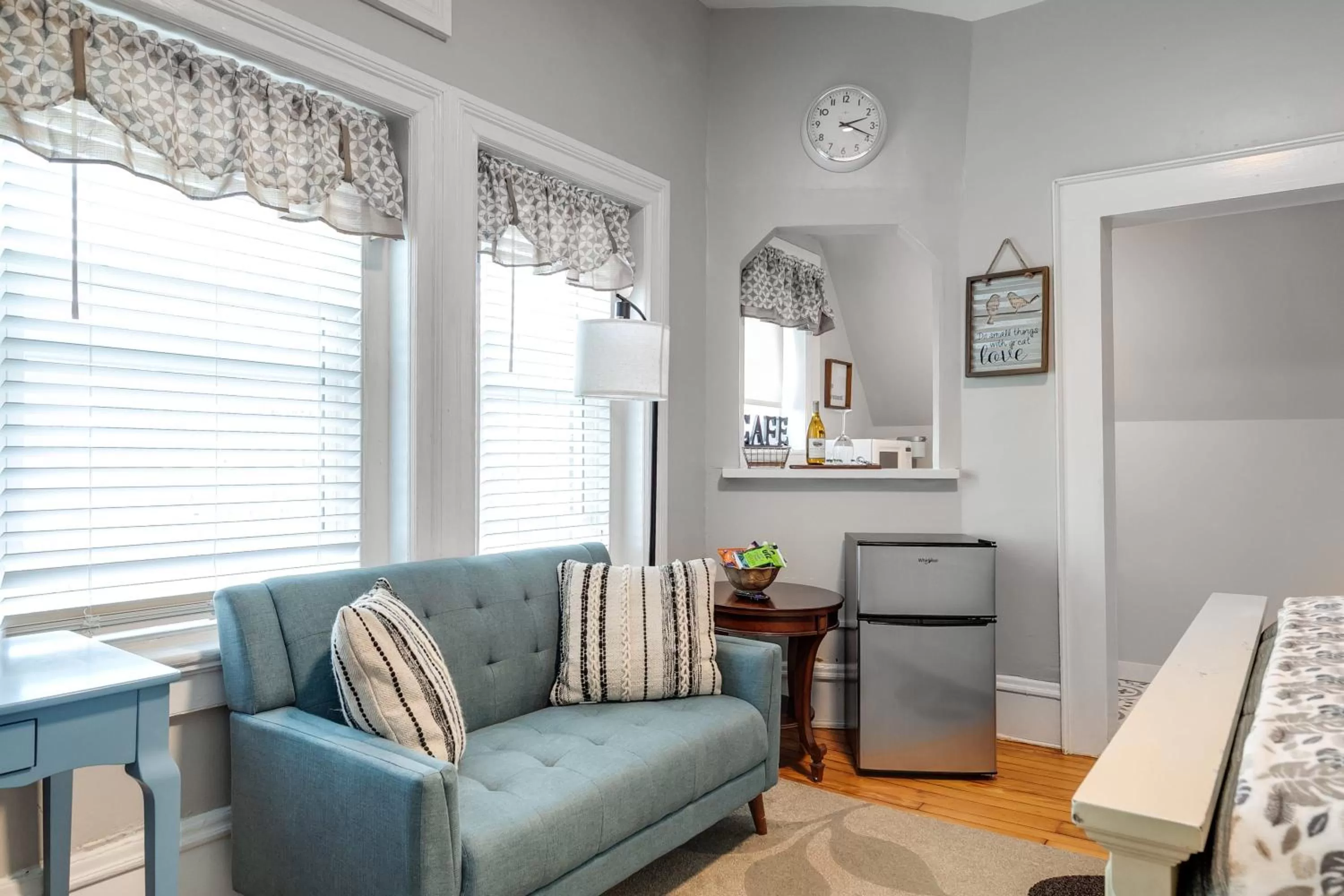 Seating Area in G7 central location museums free parking