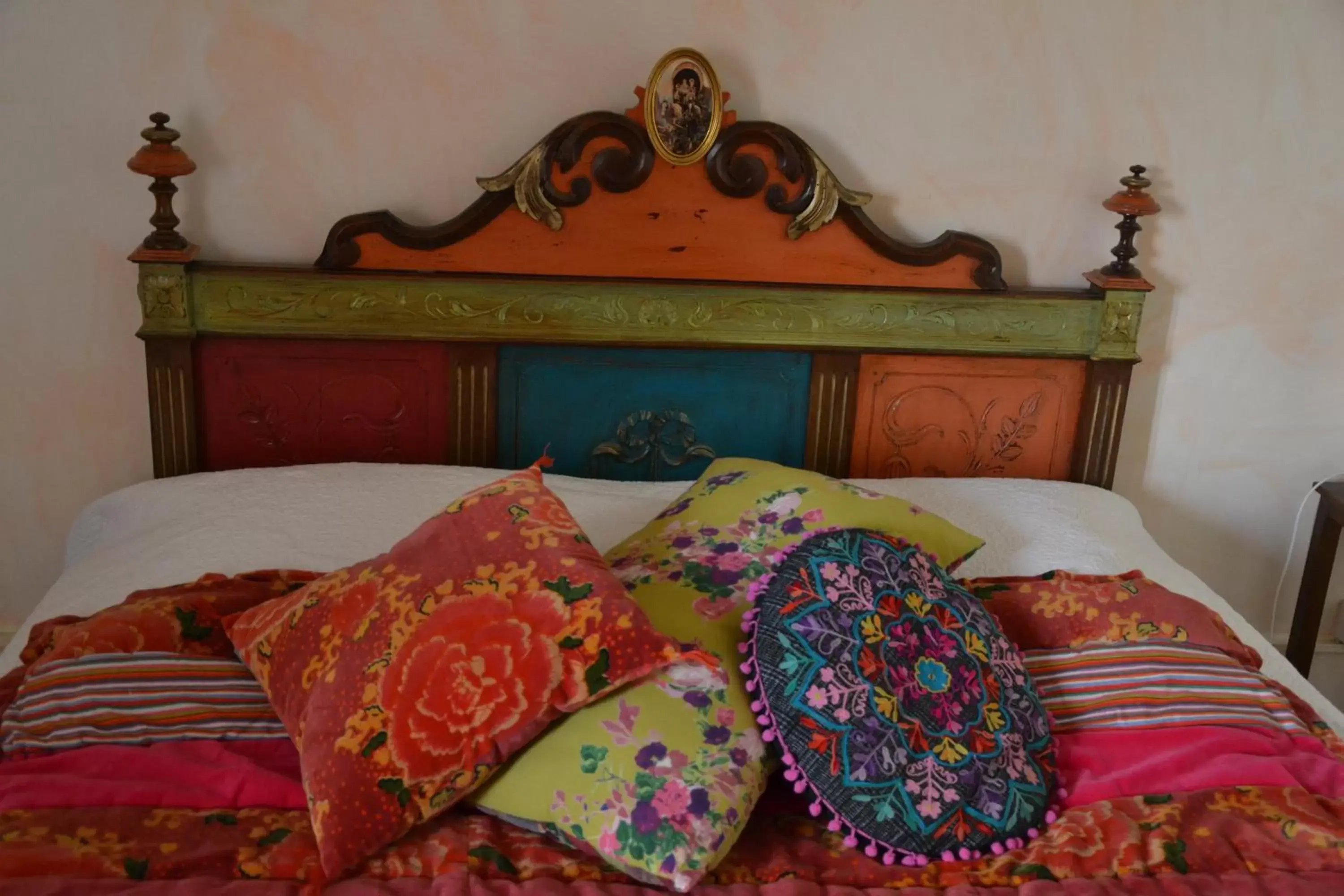 Bedroom, Bed in Maison Saint Louis avec Jacuzzi