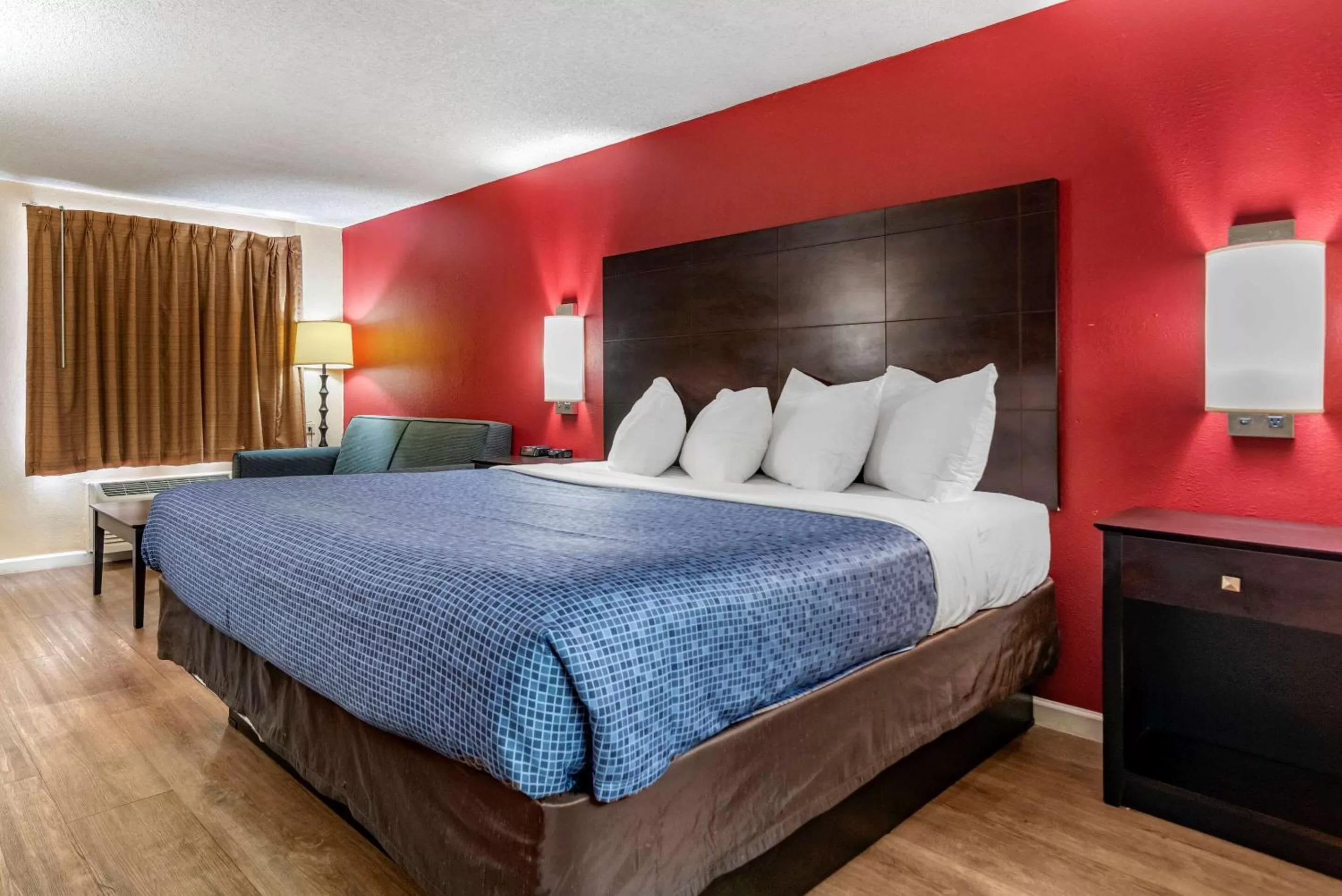 Photo of the whole room, Bed in Econo Lodge Oxford near Choccolocco Park