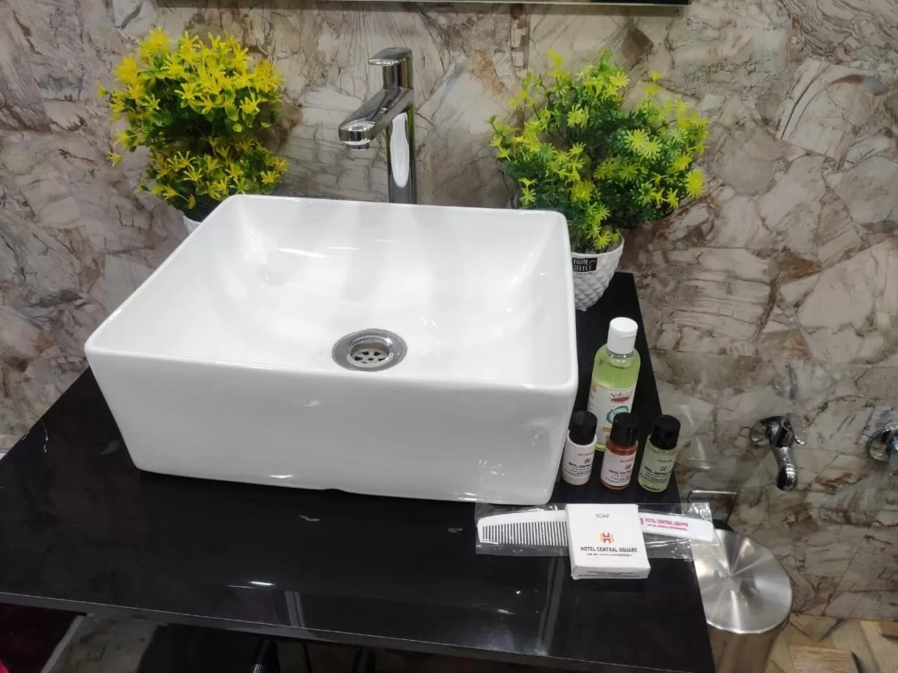 HOTEL CENTRAL SQUARE "A Couple Friendly Hotel"