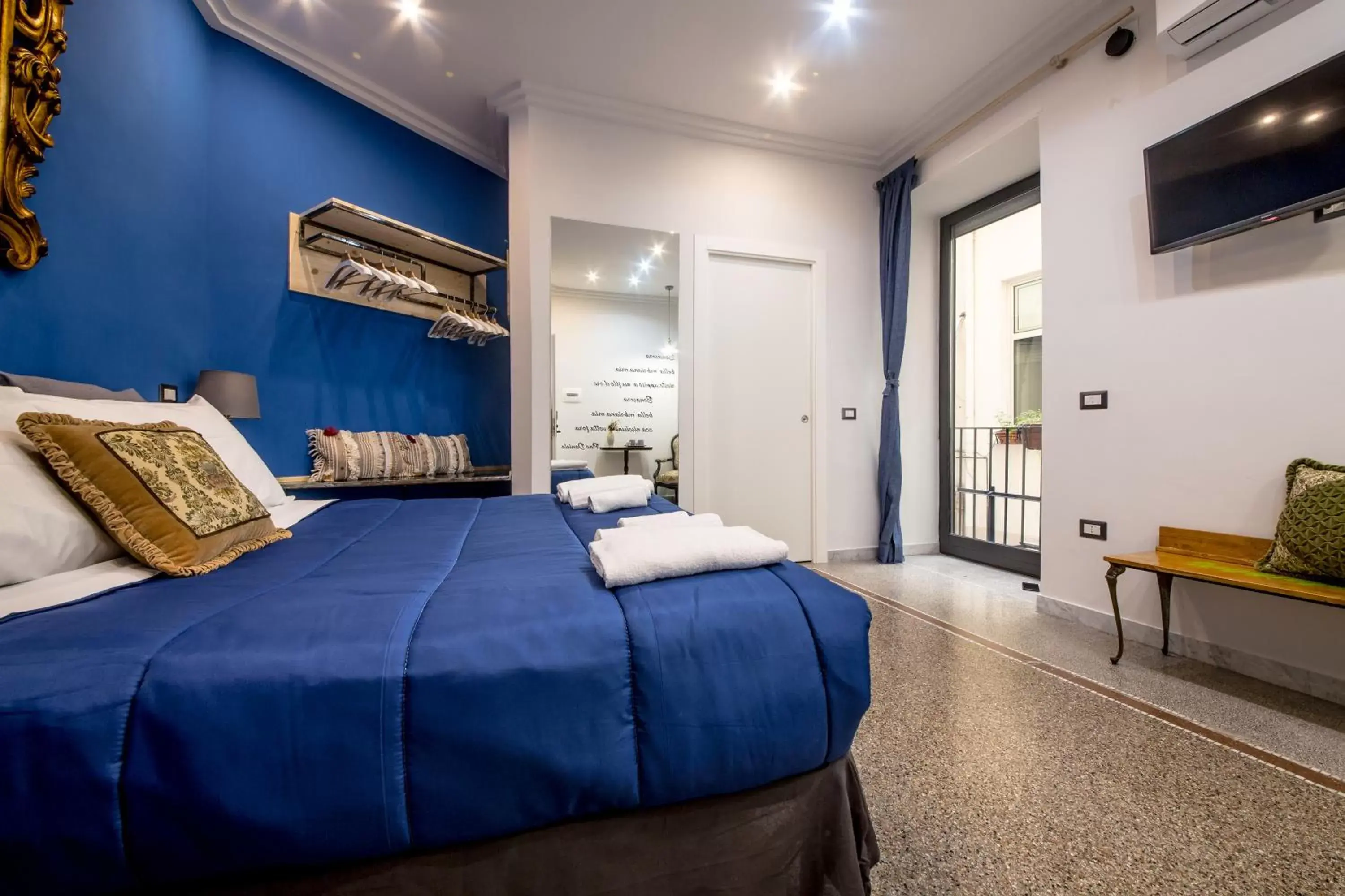 Bed in Miracolo al Duomo Smart Accomodations