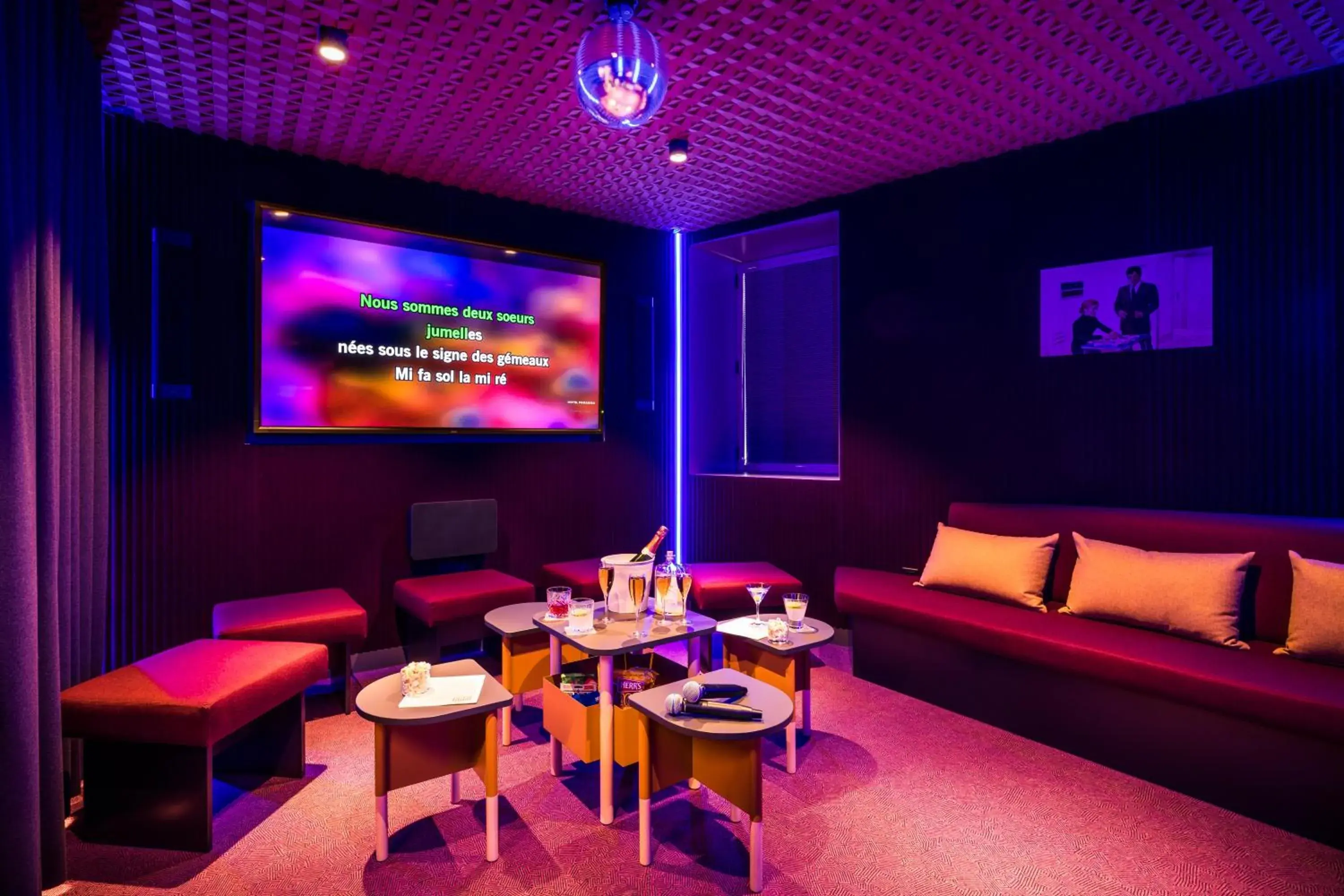 Karaoke, Seating Area in Hotel Paradiso