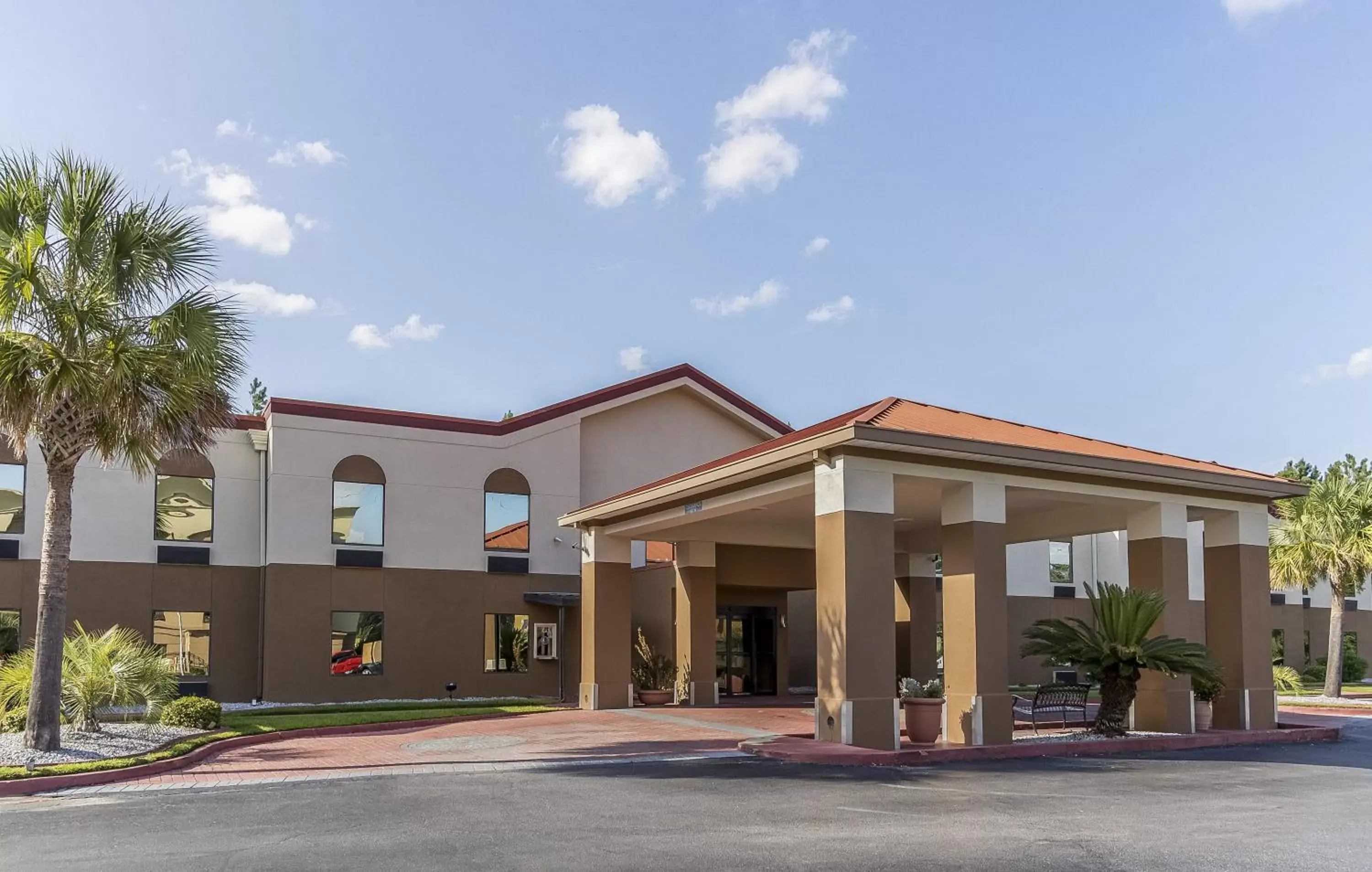 Property Building in Red Roof Inn & Suites Hinesville - Fort Stewart