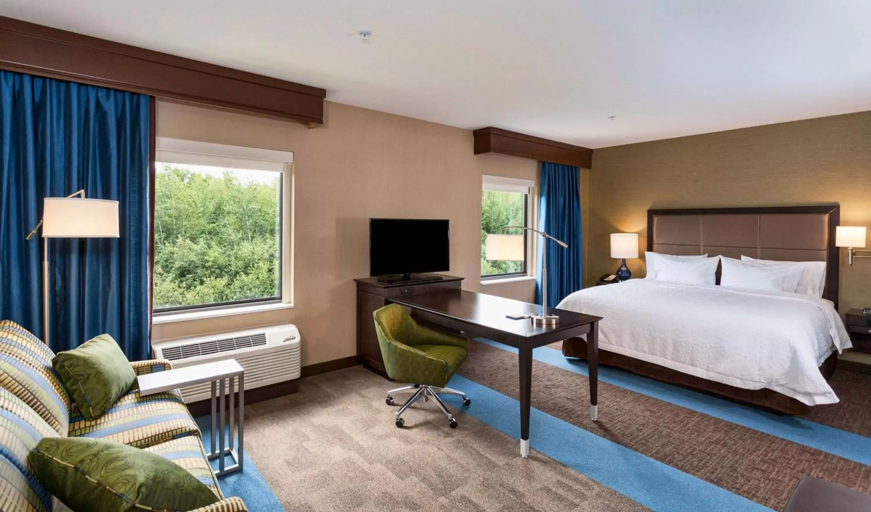 Bedroom in Hampton Inn & Suites Duluth North Mn