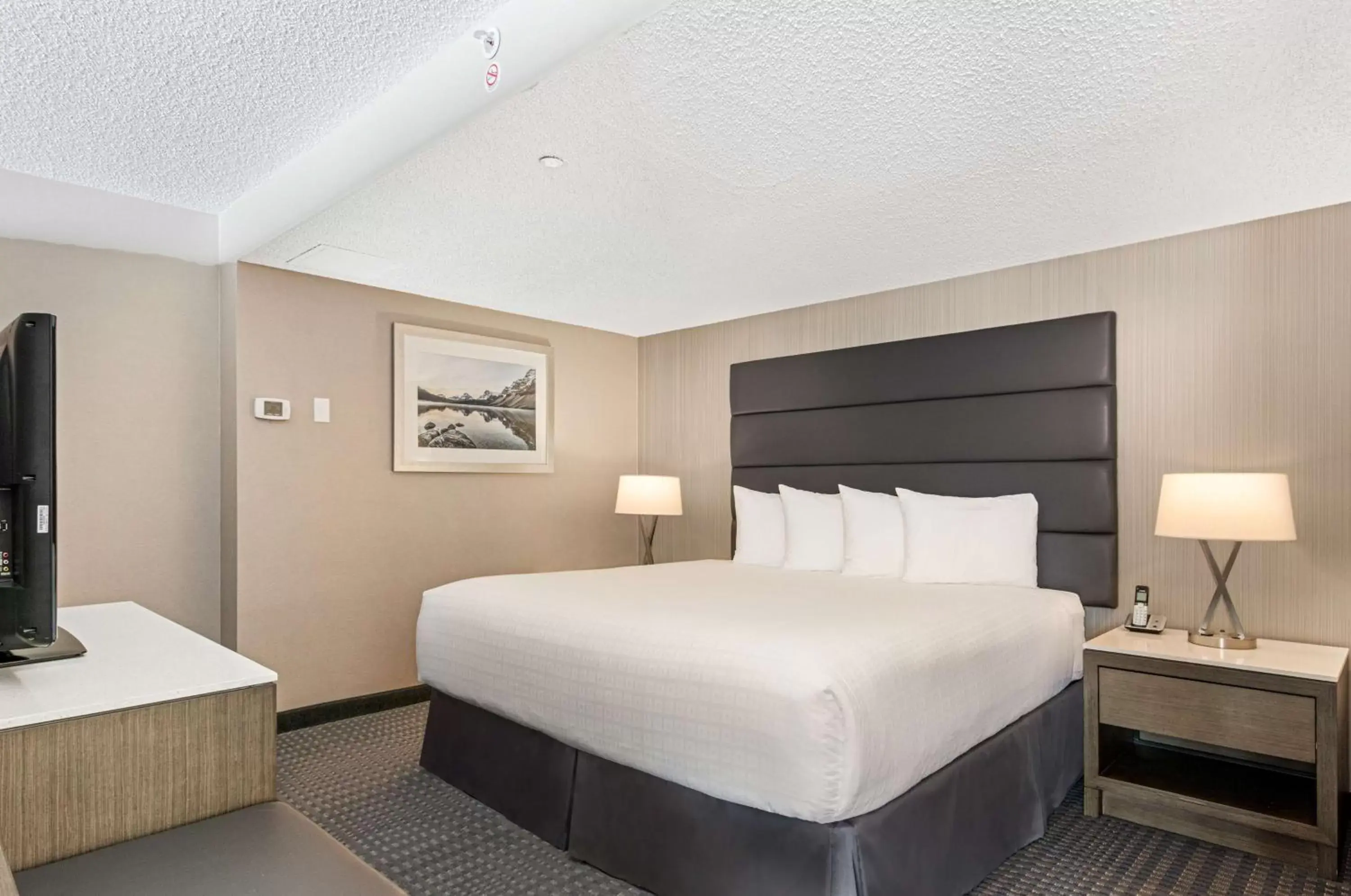 Photo of the whole room, Bed in Best Western Premier Calgary Plaza Hotel & Conference Centre