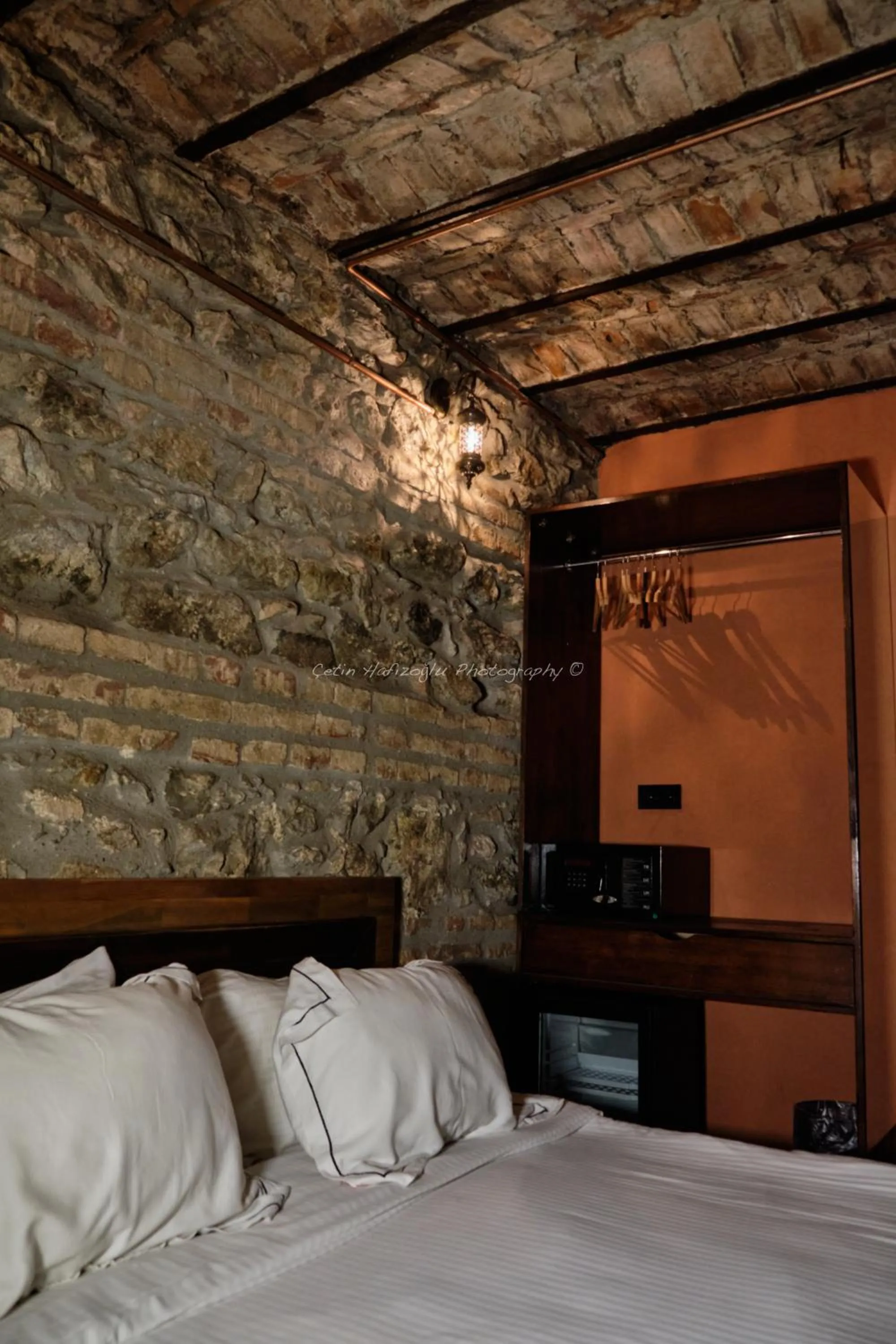 Photo of the whole room, Bed in Roya Rooms