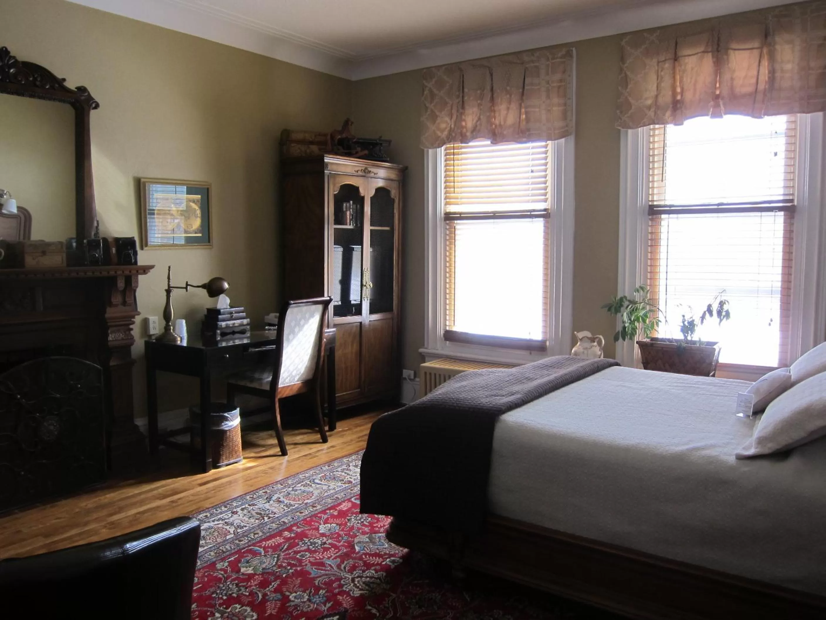 Bedroom, Bed in McGee's Inn